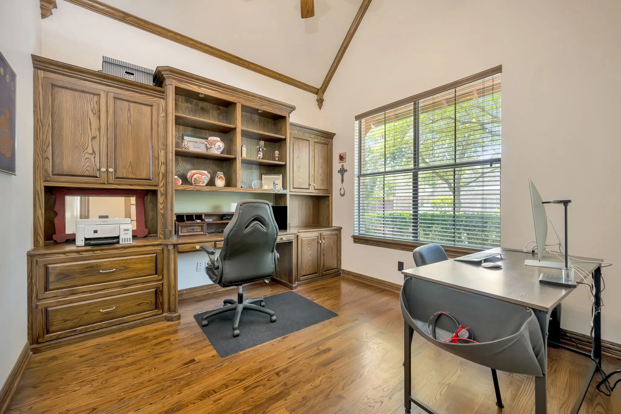 Single Family Residence For Sale in Tarrant County , 221 Versailles Lane, Keller, Texas 76248, 3 Bedroom, 3 Bathroom, 2 Garage spaces, 2,757 Sqft, built in 2002, mls#21338957, Real Estate Agent in Keller, Homes For Sale in Tarrant county, Homes For Sale in Keller, Realtor in Keller Texas, Real Estate Brokerage Independent Realty Texas, Luminita Cordes Realtor