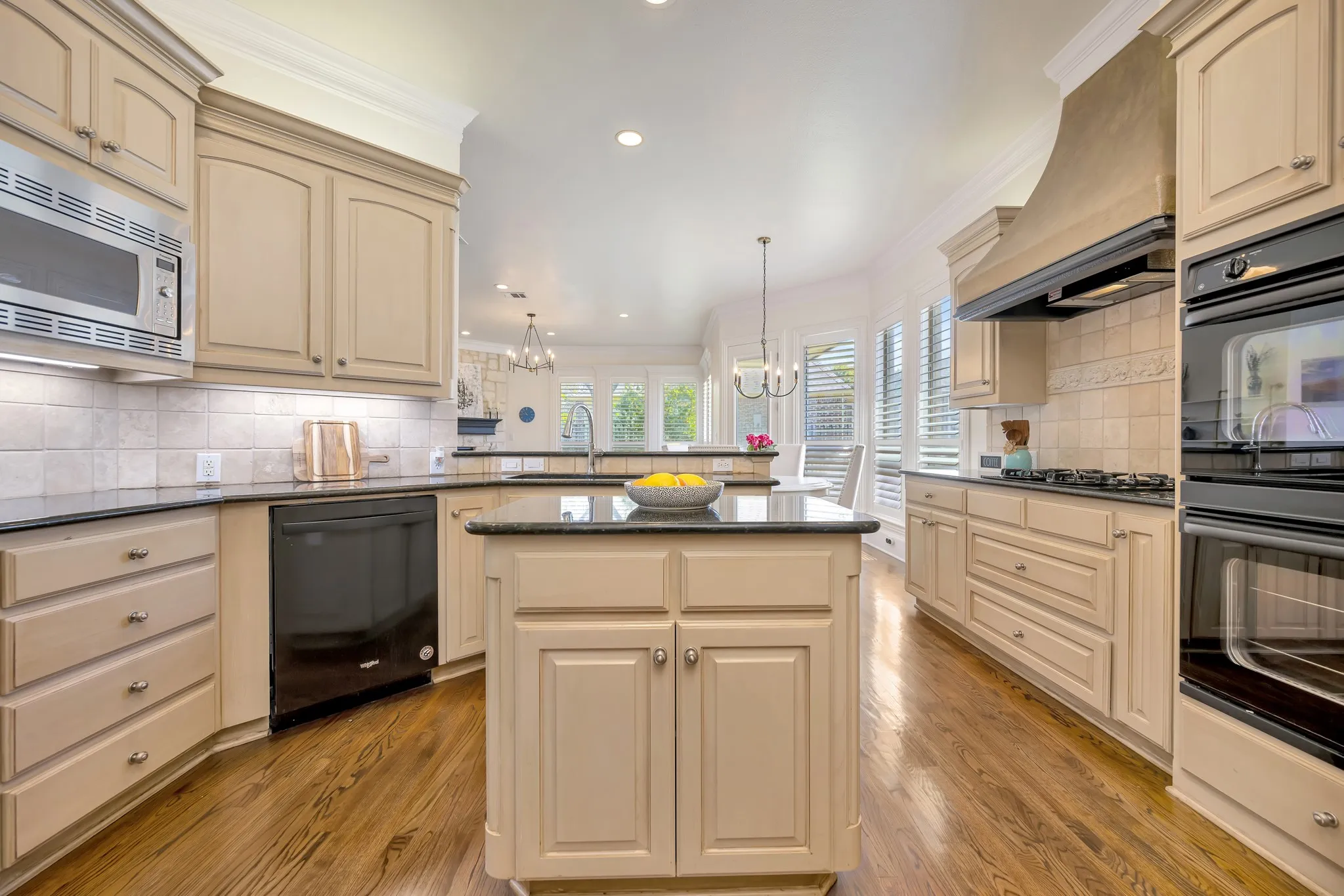 Single Family Residence For Sale in Tarrant County , 221 Versailles Lane, Keller, Texas 76248, 3 Bedroom, 3 Bathroom, 2 Garage spaces, 2,757 Sqft, built in 2002, mls#21338957, Real Estate Agent in Keller, Homes For Sale in Tarrant county, Homes For Sale in Keller, Realtor in Keller Texas, Real Estate Brokerage Independent Realty Texas, Luminita Cordes Realtor
