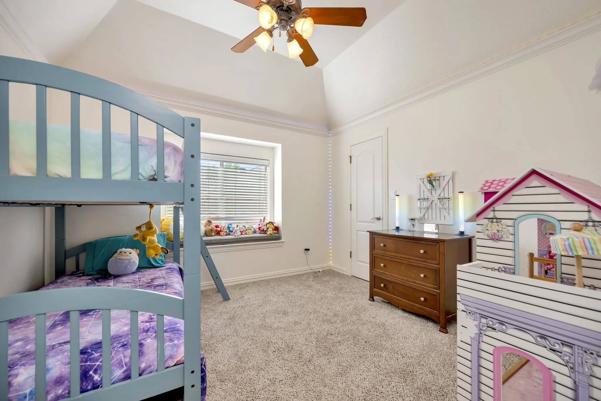Single Family Residence For Sale in Tarrant County , 221 Versailles Lane, Keller, Texas 76248, 3 Bedroom, 3 Bathroom, 2 Garage spaces, 2,757 Sqft, built in 2002, mls#21338957, Real Estate Agent in Keller, Homes For Sale in Tarrant county, Homes For Sale in Keller, Realtor in Keller Texas, Real Estate Brokerage Independent Realty Texas, Luminita Cordes Realtor