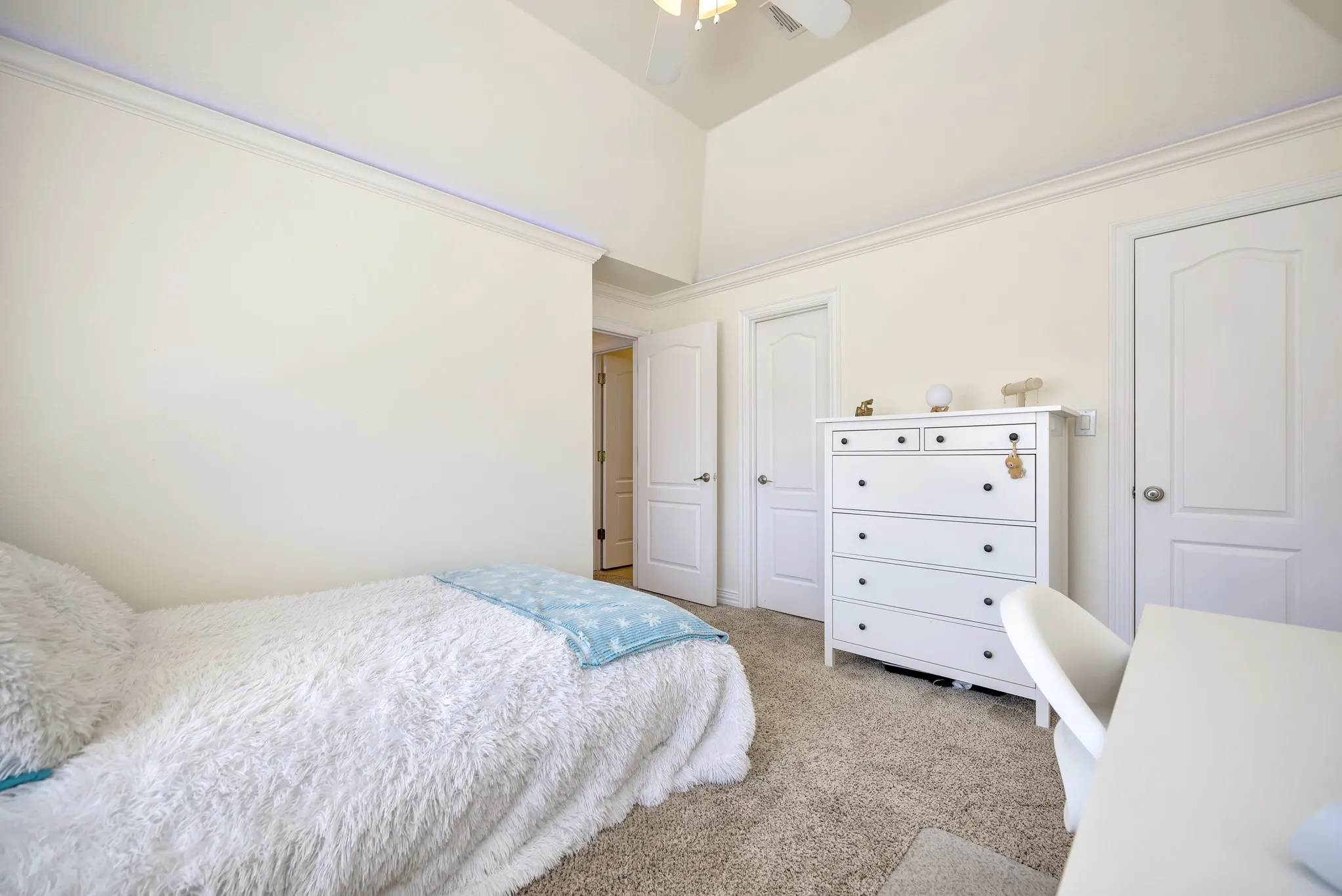 Single Family Residence For Sale in Tarrant County , 221 Versailles Lane, Keller, Texas 76248, 3 Bedroom, 3 Bathroom, 2 Garage spaces, 2,757 Sqft, built in 2002, mls#21338957, Real Estate Agent in Keller, Homes For Sale in Tarrant county, Homes For Sale in Keller, Realtor in Keller Texas, Real Estate Brokerage Independent Realty Texas, Luminita Cordes Realtor
