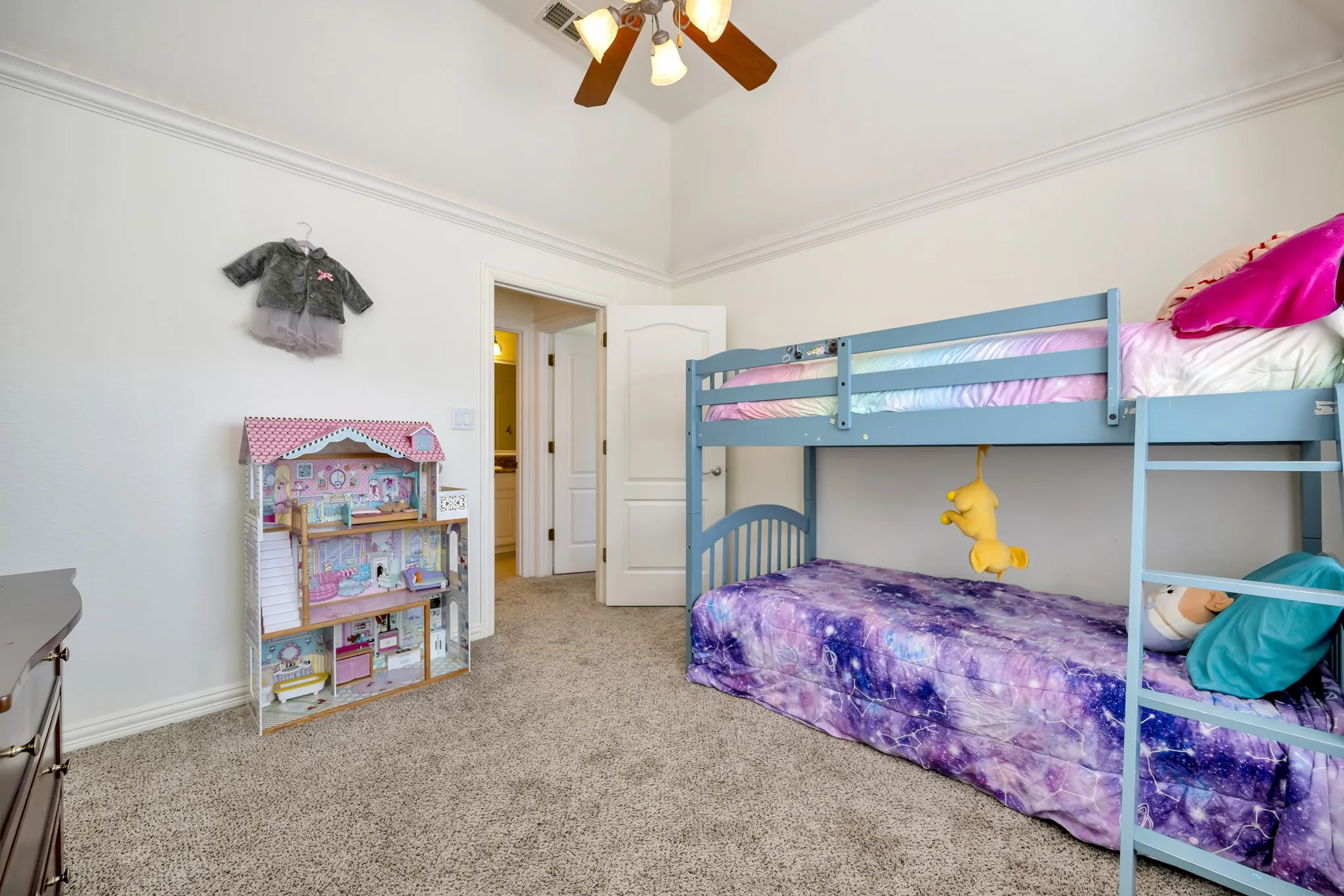 Single Family Residence For Sale in Tarrant County , 221 Versailles Lane, Keller, Texas 76248, 3 Bedroom, 3 Bathroom, 2 Garage spaces, 2,757 Sqft, built in 2002, mls#21338957, Real Estate Agent in Keller, Homes For Sale in Tarrant county, Homes For Sale in Keller, Realtor in Keller Texas, Real Estate Brokerage Independent Realty Texas, Luminita Cordes Realtor