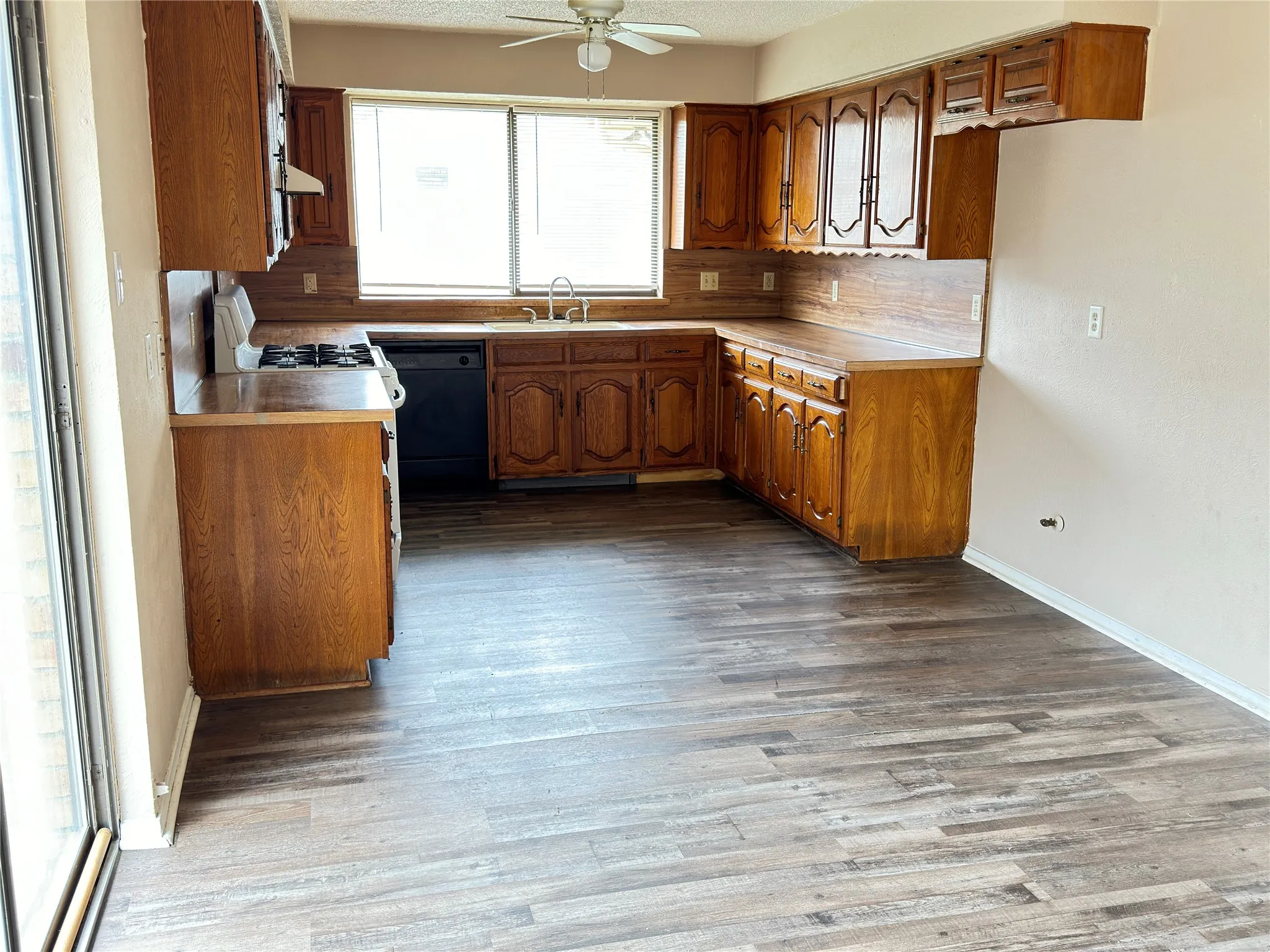 Duplex For Rent in Dallas County , 1444 Pinnacle Peak Drive, De Soto, Texas 75115, 3 Bedroom, 2 Bathroom, 2 Garage spaces, 3,336 Sqft, built in 1979, mls#21340419, Real Estate Agent in De Soto, Homes For Rent in Dallas county, Homes For Rent in De Soto, Realtor in De Soto Texas, Real Estate Brokerage Independent Realty Texas, Luminita Cordes Realtor