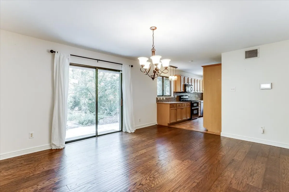 Single Family Residence For Sale in Denton County , 2105 Emerson Lane, Denton, Texas 76209, 3 Bedroom, 3 Bathroom, Garage spaces, 1,753 Sqft, built in 2008, mls#21329441, Real Estate Agent in Denton, Homes For Sale in Denton county, Homes For Sale in Denton, Realtor in Denton Texas, Real Estate Brokerage Independent Realty Texas, Luminita Cordes Realtor