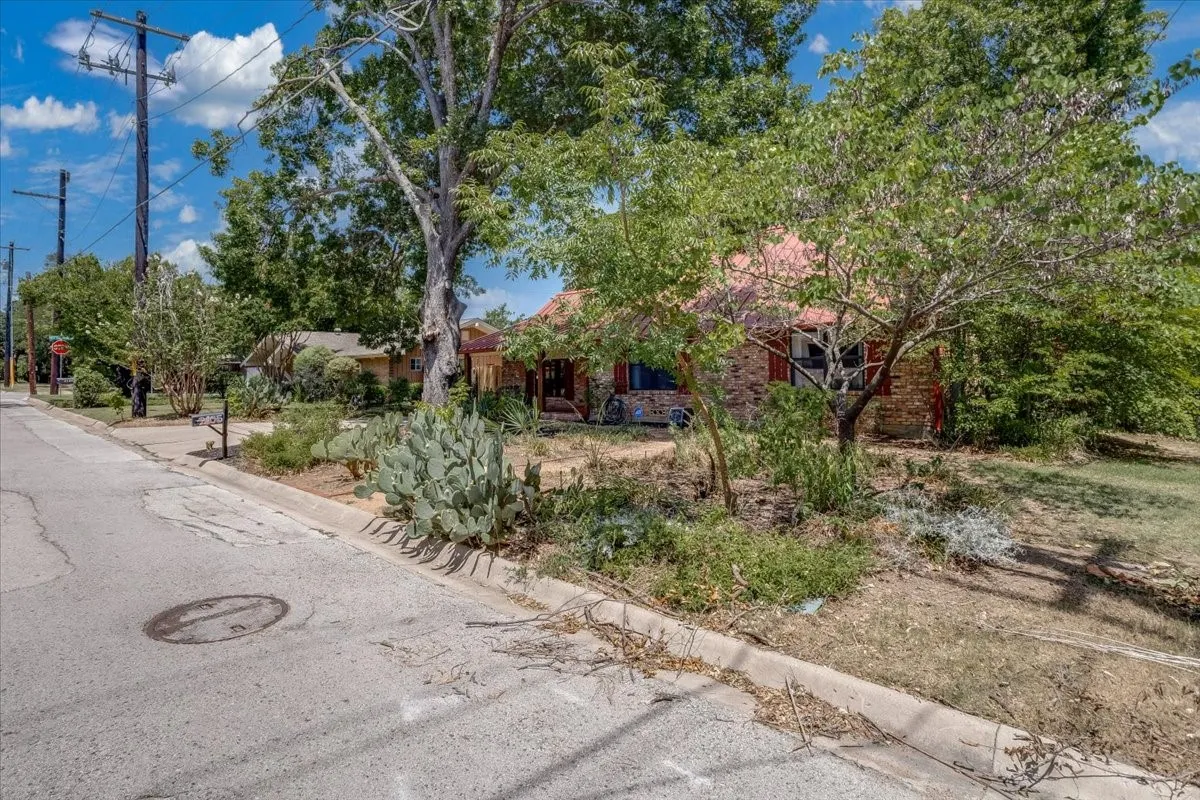 Single Family Residence For Sale in Denton County , 2105 Emerson Lane, Denton, Texas 76209, 3 Bedroom, 3 Bathroom, Garage spaces, 1,753 Sqft, built in 2008, mls#21329441, Real Estate Agent in Denton, Homes For Sale in Denton county, Homes For Sale in Denton, Realtor in Denton Texas, Real Estate Brokerage Independent Realty Texas, Luminita Cordes Realtor
