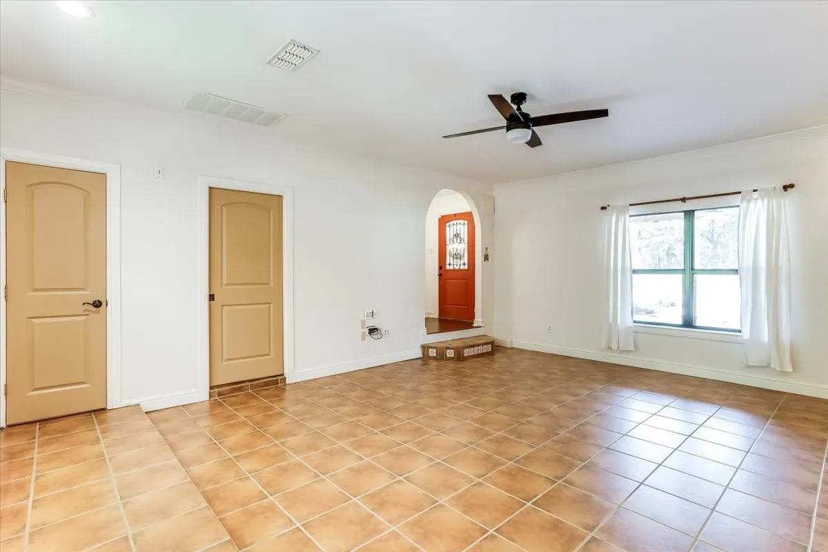 Single Family Residence For Sale in Denton County , 2105 Emerson Lane, Denton, Texas 76209, 3 Bedroom, 3 Bathroom, Garage spaces, 1,753 Sqft, built in 2008, mls#21329441, Real Estate Agent in Denton, Homes For Sale in Denton county, Homes For Sale in Denton, Realtor in Denton Texas, Real Estate Brokerage Independent Realty Texas, Luminita Cordes Realtor