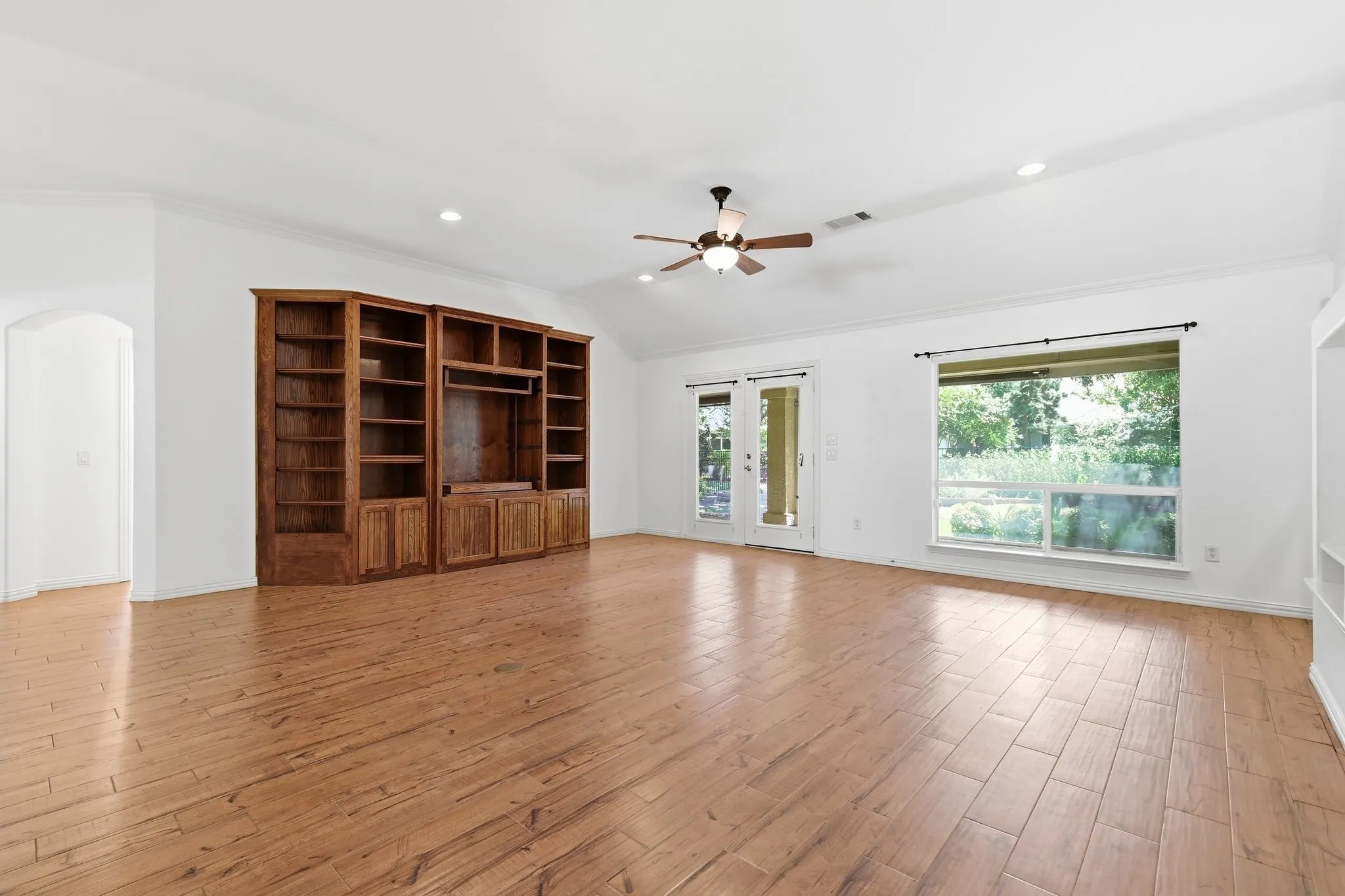 Single Family Residence For Sale in Denton County , 10509 Cascade Drive, Denton, Texas 76207, 2 Bedroom, 2 Bathroom, 2 Garage spaces, 1,959 Sqft, built in 2006, mls#21337590, Real Estate Agent in Denton, Homes For Sale in Denton county, Homes For Sale in Denton, Realtor in Denton Texas, Real Estate Brokerage Independent Realty Texas, Luminita Cordes Realtor