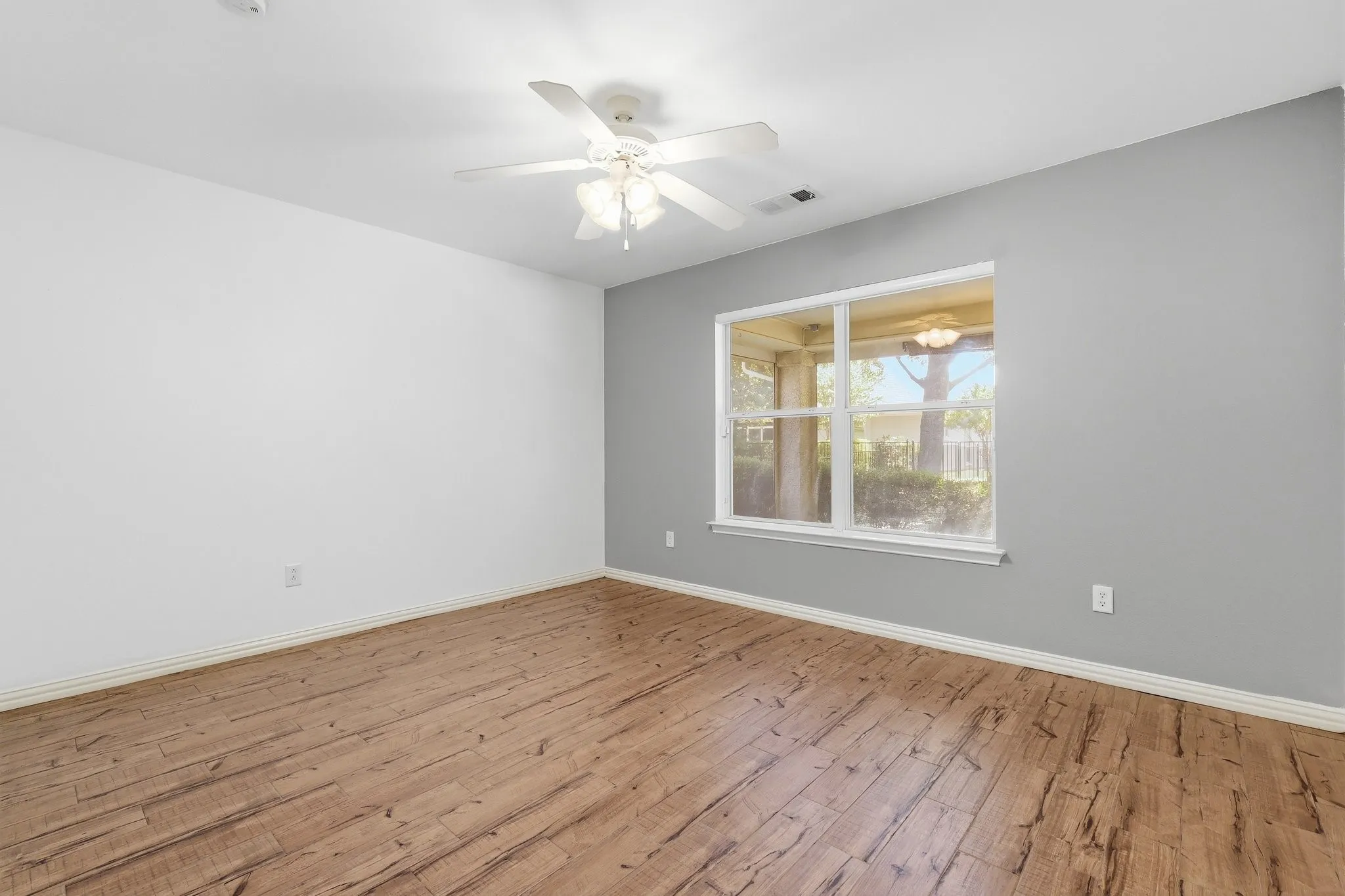 Single Family Residence For Sale in Denton County , 10509 Cascade Drive, Denton, Texas 76207, 2 Bedroom, 2 Bathroom, 2 Garage spaces, 1,959 Sqft, built in 2006, mls#21337590, Real Estate Agent in Denton, Homes For Sale in Denton county, Homes For Sale in Denton, Realtor in Denton Texas, Real Estate Brokerage Independent Realty Texas, Luminita Cordes Realtor