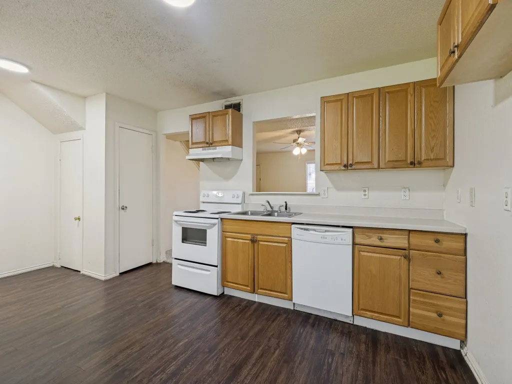 Townhouse For Rent in Parker County , 1408 Arvel Circle C, Reno, Texas 76020, 3 Bedrooms, 2 Bathrooms, Garage spaces, 1,200 Sqft, built in 1983, Price $1,350, mls#21340427, Real Estate Agent in Reno, Homes For Rent in Parker county, Homes For Rent in Reno, Realtor in Reno Texas, Real Estate Brokerage Independent Realty Texas, Luminita Cordes Realtor
