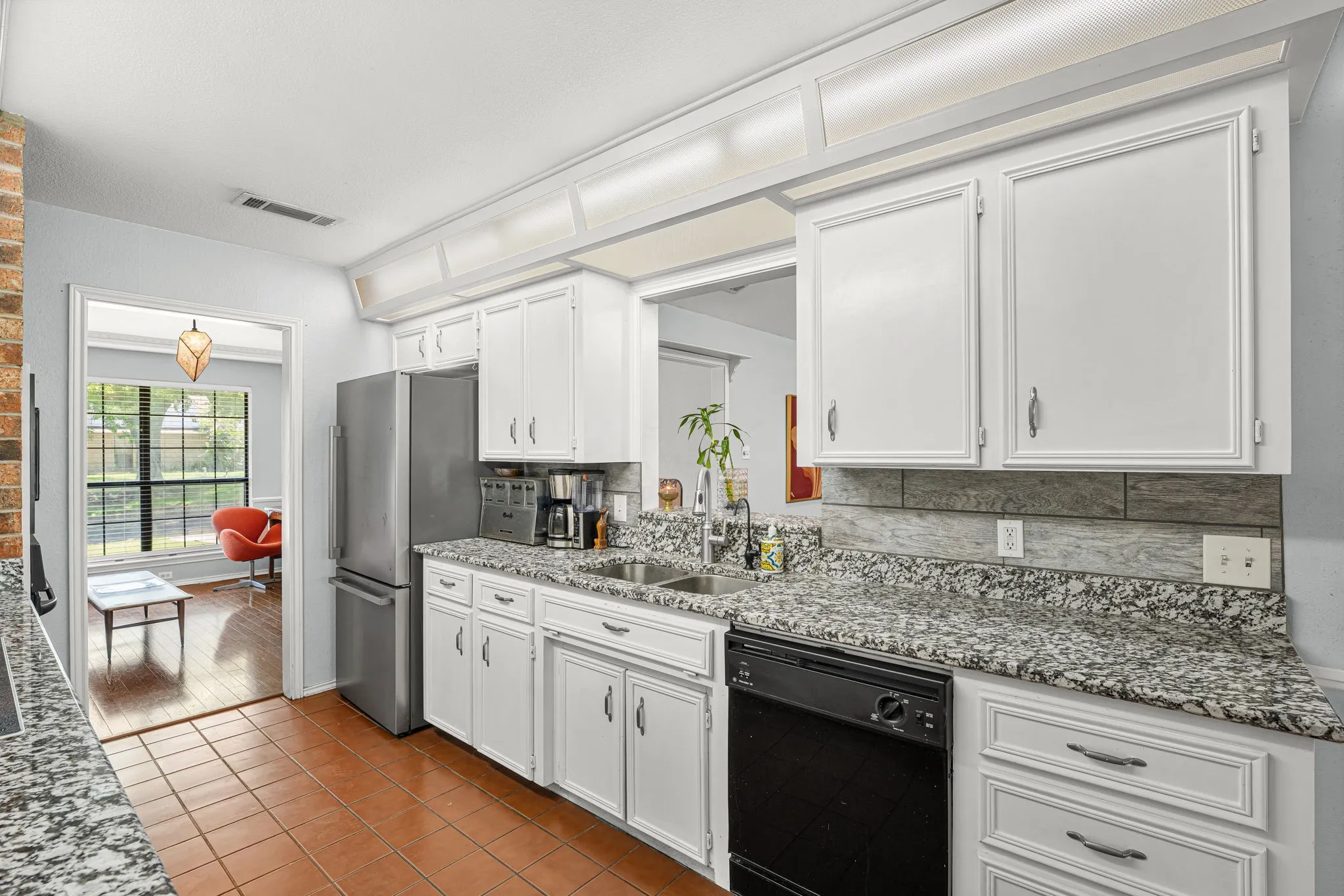 Single Family Residence For Sale in Tarrant County , 4600 Applewood Road, Fort Worth, Texas 76133, 4 Bedroom, 2 Bathroom, 2 Garage spaces, 1,871 Sqft, built in 1983, mls#21336106, Real Estate Agent in Fort Worth, Homes For Sale in Tarrant county, Homes For Sale in Fort Worth, Realtor in Fort Worth Texas, Real Estate Brokerage Independent Realty Texas, Luminita Cordes Realtor