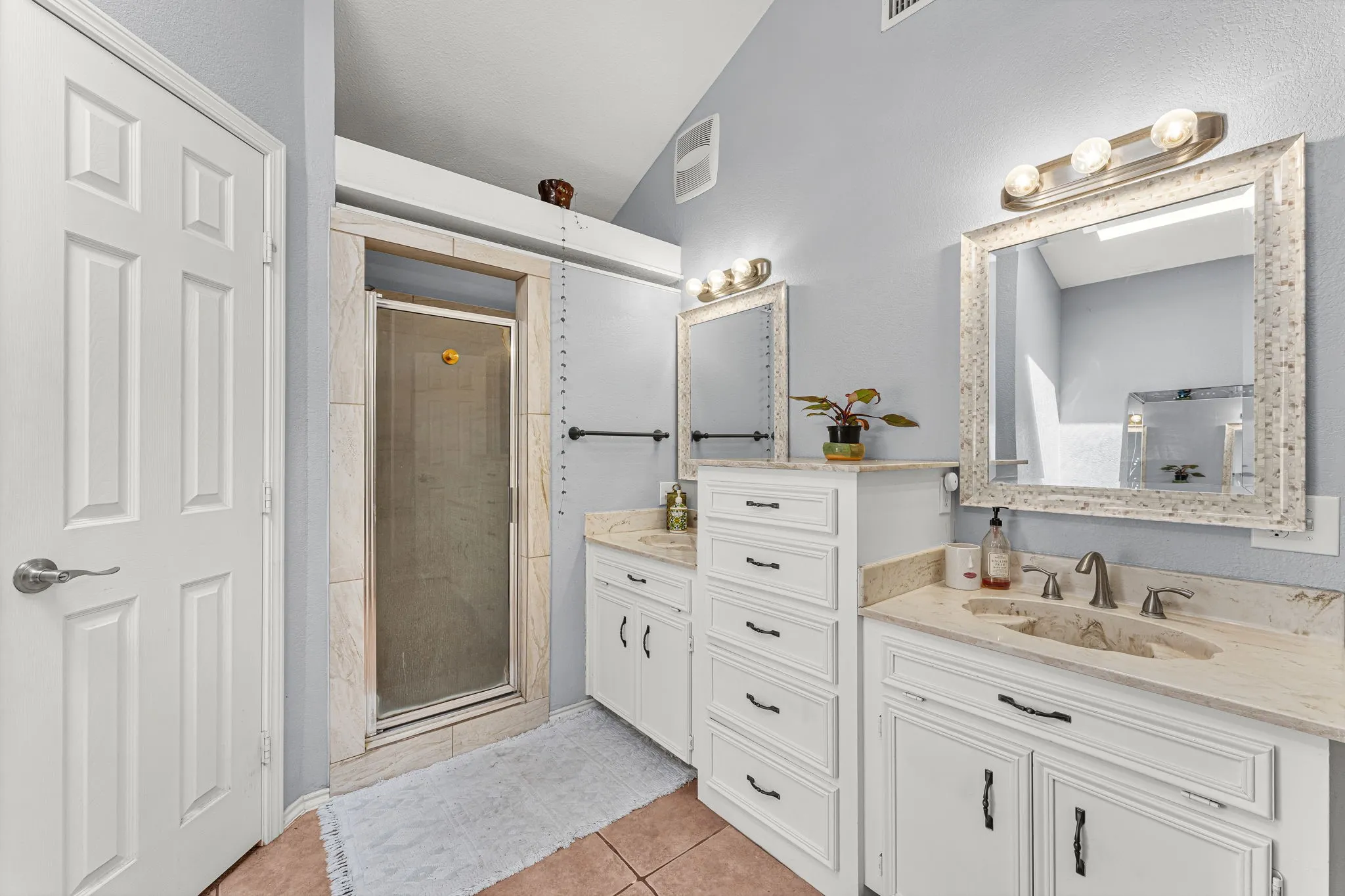 Single Family Residence For Sale in Tarrant County , 4600 Applewood Road, Fort Worth, Texas 76133, 4 Bedroom, 2 Bathroom, 2 Garage spaces, 1,871 Sqft, built in 1983, mls#21336106, Real Estate Agent in Fort Worth, Homes For Sale in Tarrant county, Homes For Sale in Fort Worth, Realtor in Fort Worth Texas, Real Estate Brokerage Independent Realty Texas, Luminita Cordes Realtor