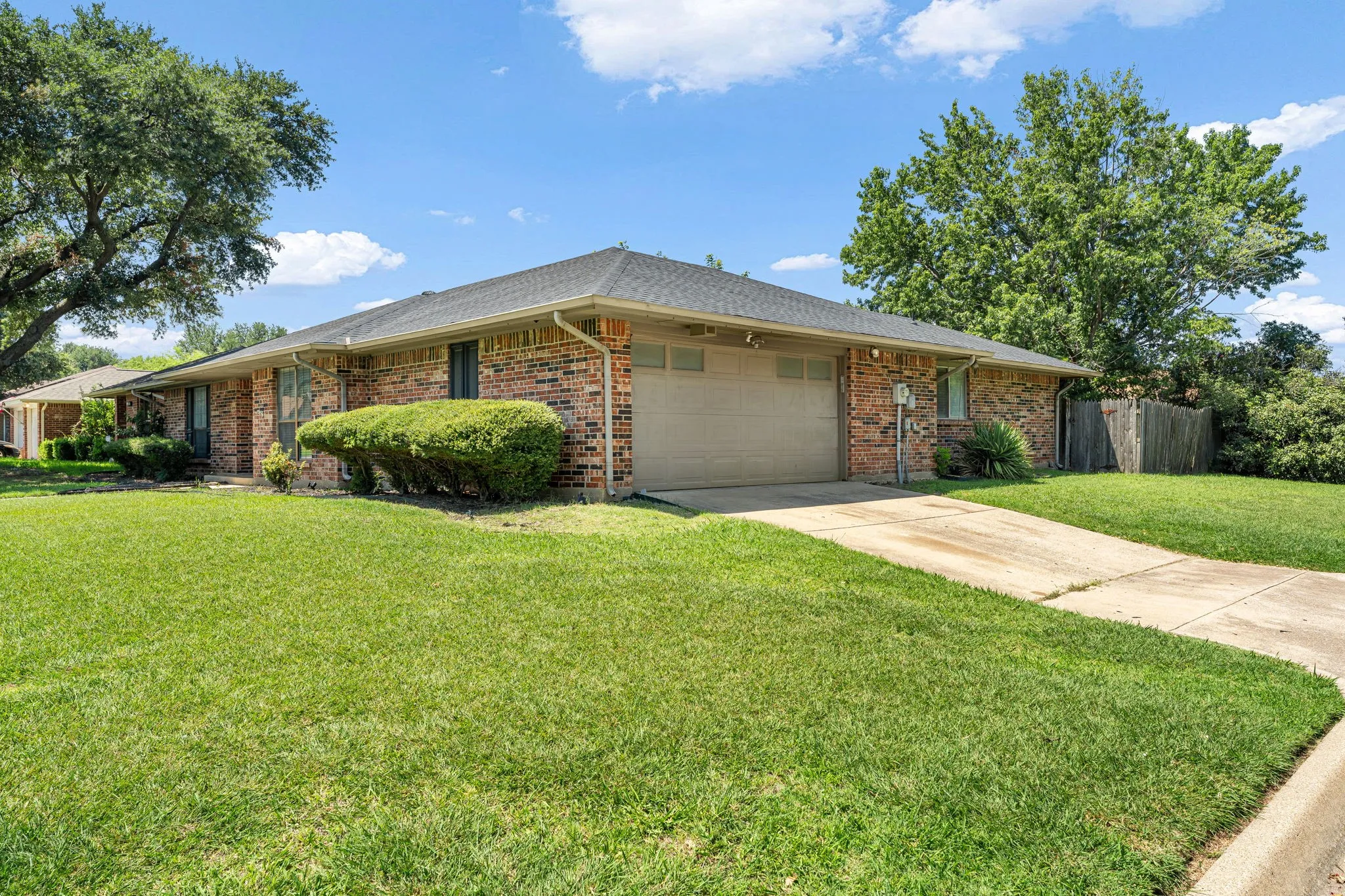 Single Family Residence For Sale in Tarrant County , 4600 Applewood Road, Fort Worth, Texas 76133, 4 Bedroom, 2 Bathroom, 2 Garage spaces, 1,871 Sqft, built in 1983, mls#21336106, Real Estate Agent in Fort Worth, Homes For Sale in Tarrant county, Homes For Sale in Fort Worth, Realtor in Fort Worth Texas, Real Estate Brokerage Independent Realty Texas, Luminita Cordes Realtor