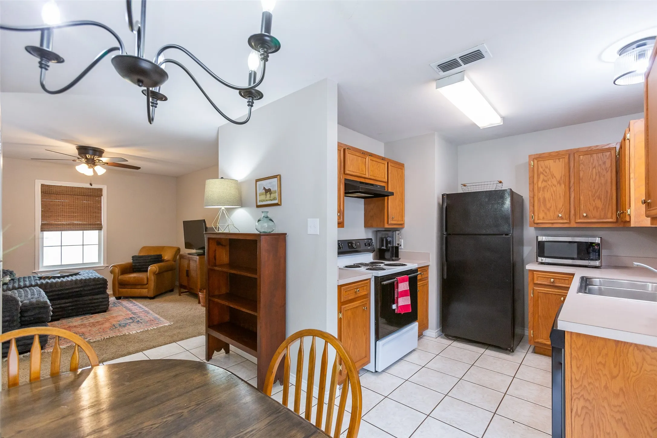 Apartment For Rent in Taylor County , 634 E North 16th Street B, Abilene, Texas 79601, 2 Bedroom, 1 Bathroom, Garage spaces, 794 Sqft, built in 2000, mls#21340410, Real Estate Agent in Abilene, Homes For Rent in Taylor county, Homes For Rent in Abilene, Realtor in Abilene Texas, Real Estate Brokerage Independent Realty Texas, Luminita Cordes Realtor