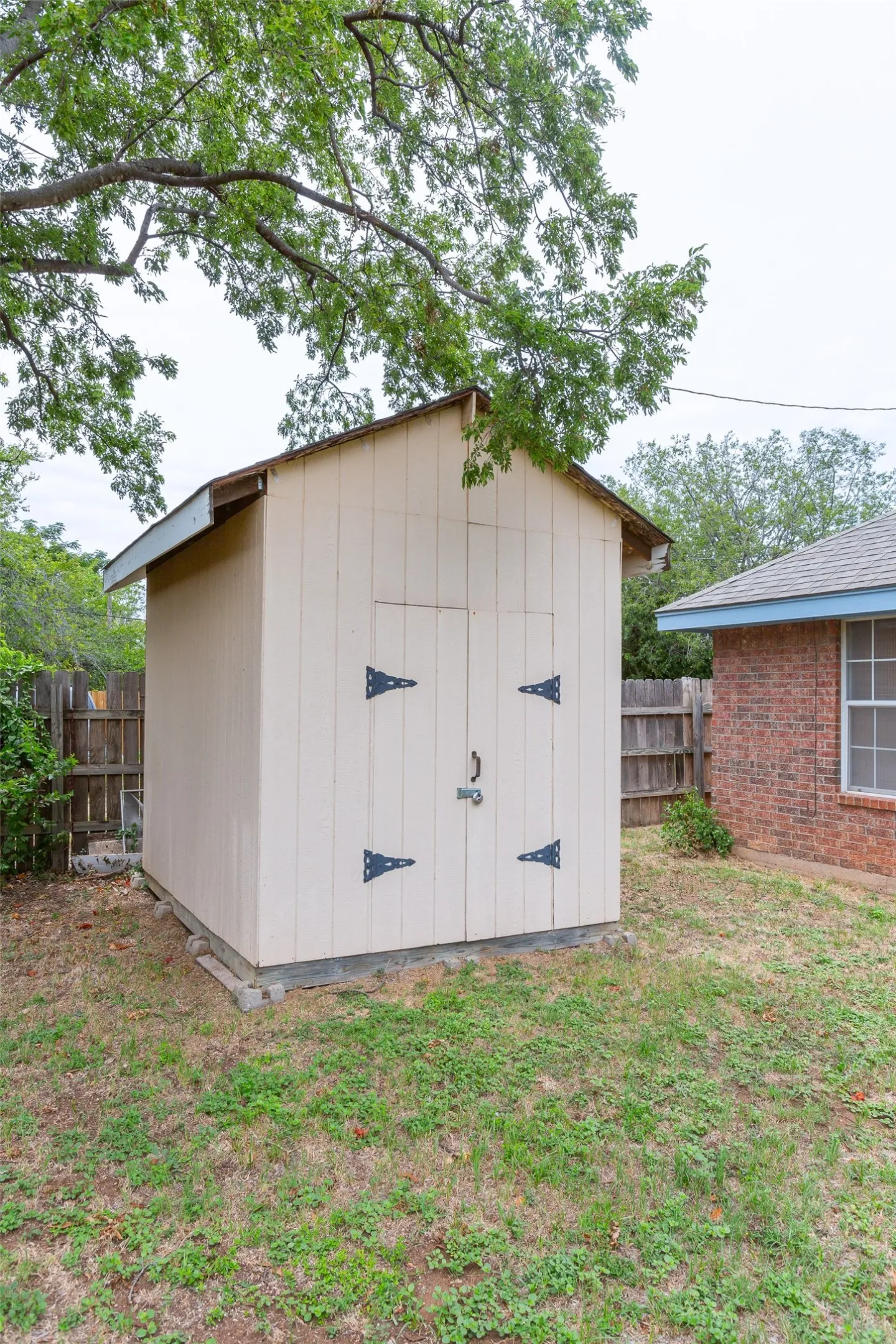 Apartment For Rent in Taylor County , 634 E North 16th Street B, Abilene, Texas 79601, 2 Bedroom, 1 Bathroom, Garage spaces, 794 Sqft, built in 2000, mls#21340410, Real Estate Agent in Abilene, Homes For Rent in Taylor county, Homes For Rent in Abilene, Realtor in Abilene Texas, Real Estate Brokerage Independent Realty Texas, Luminita Cordes Realtor