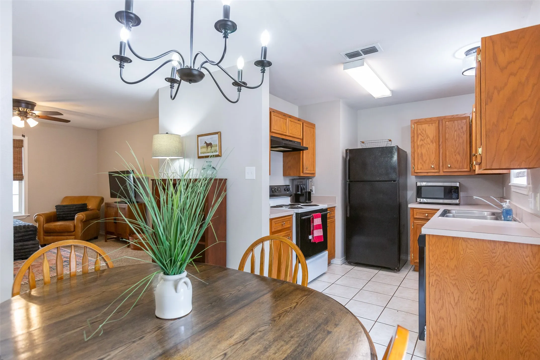 Apartment For Rent in Taylor County , 634 E North 16th Street B, Abilene, Texas 79601, 2 Bedroom, 1 Bathroom, Garage spaces, 794 Sqft, built in 2000, mls#21340410, Real Estate Agent in Abilene, Homes For Rent in Taylor county, Homes For Rent in Abilene, Realtor in Abilene Texas, Real Estate Brokerage Independent Realty Texas, Luminita Cordes Realtor