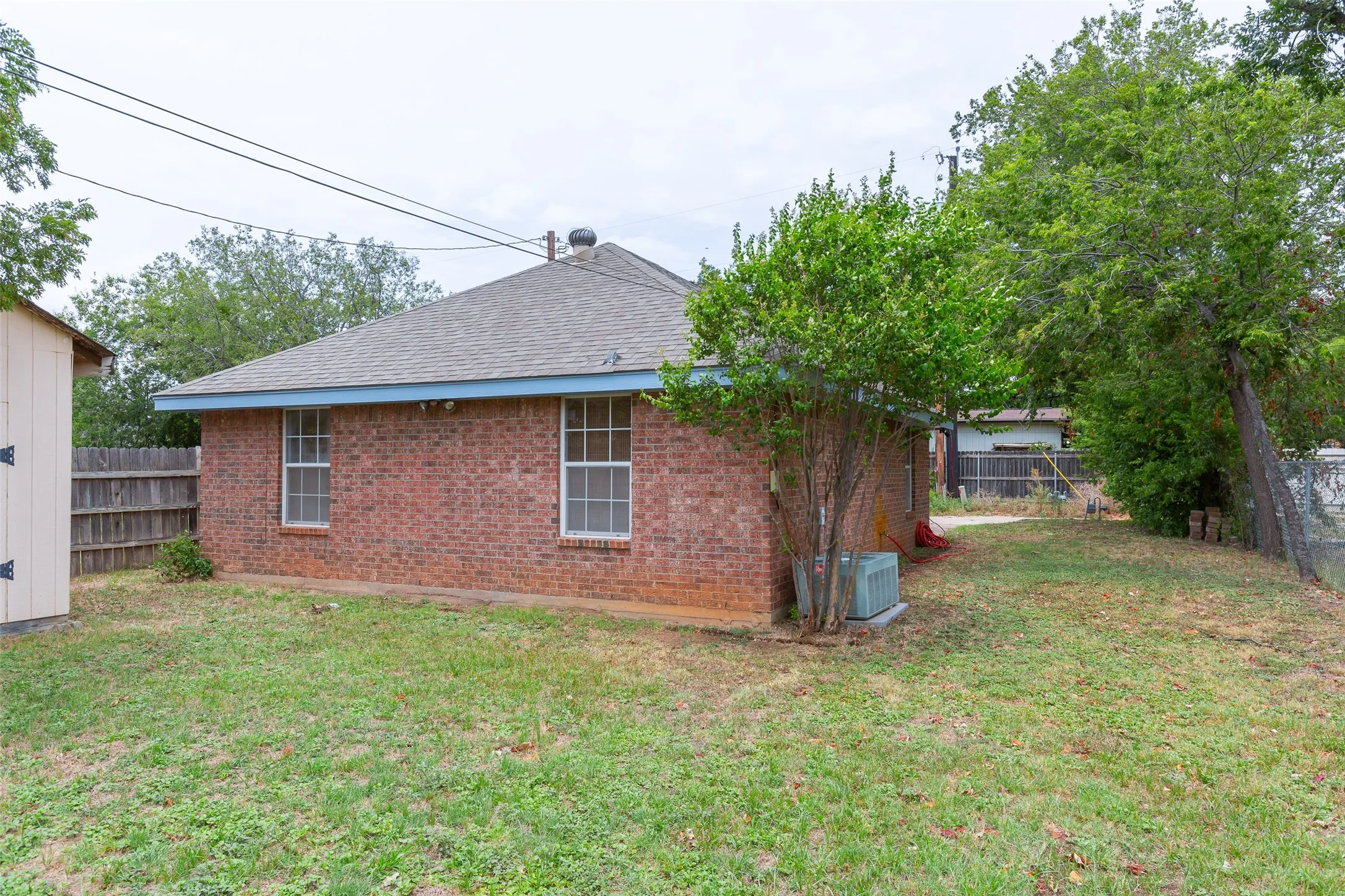 Apartment For Rent in Taylor County , 634 E North 16th Street B, Abilene, Texas 79601, 2 Bedroom, 1 Bathroom, Garage spaces, 794 Sqft, built in 2000, mls#21340410, Real Estate Agent in Abilene, Homes For Rent in Taylor county, Homes For Rent in Abilene, Realtor in Abilene Texas, Real Estate Brokerage Independent Realty Texas, Luminita Cordes Realtor