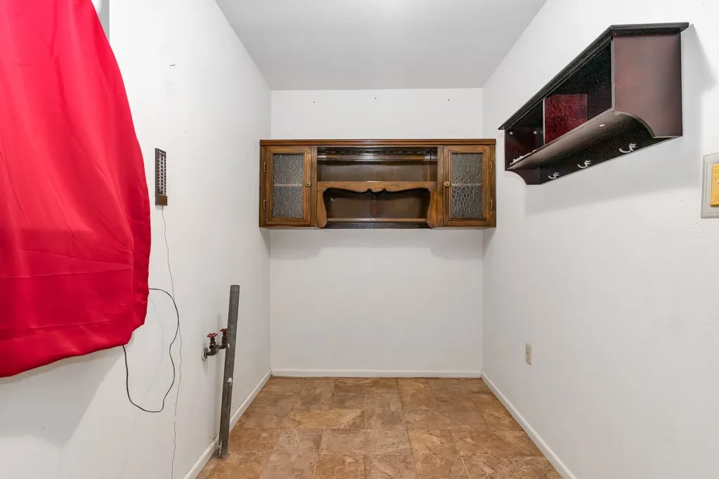 Single Family Residence For Sale in Tarrant County , 401 S Beverly Street, Crowley, Texas 76036, 3 Bedroom, 2 Bathroom, 2 Garage spaces, 1,941 Sqft, built in 1964, mls#21340130, Real Estate Agent in Crowley, Homes For Sale in Tarrant county, Homes For Sale in Crowley, Realtor in Crowley Texas, Real Estate Brokerage Independent Realty Texas, Luminita Cordes Realtor