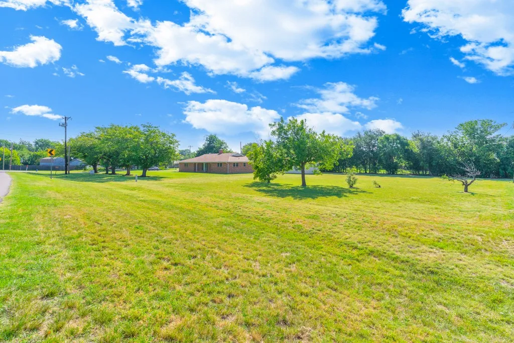 Single Family Residence For Sale in Tarrant County , 401 S Beverly Street, Crowley, Texas 76036, 3 Bedroom, 2 Bathroom, 2 Garage spaces, 1,941 Sqft, built in 1964, mls#21340130, Real Estate Agent in Crowley, Homes For Sale in Tarrant county, Homes For Sale in Crowley, Realtor in Crowley Texas, Real Estate Brokerage Independent Realty Texas, Luminita Cordes Realtor