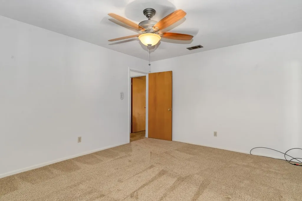 Single Family Residence For Sale in Tarrant County , 401 S Beverly Street, Crowley, Texas 76036, 3 Bedroom, 2 Bathroom, 2 Garage spaces, 1,941 Sqft, built in 1964, mls#21340130, Real Estate Agent in Crowley, Homes For Sale in Tarrant county, Homes For Sale in Crowley, Realtor in Crowley Texas, Real Estate Brokerage Independent Realty Texas, Luminita Cordes Realtor