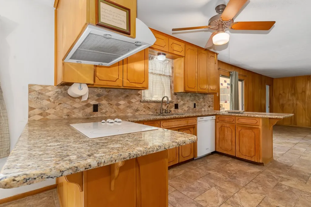 Single Family Residence For Sale in Tarrant County , 401 S Beverly Street, Crowley, Texas 76036, 3 Bedroom, 2 Bathroom, 2 Garage spaces, 1,941 Sqft, built in 1964, mls#21340130, Real Estate Agent in Crowley, Homes For Sale in Tarrant county, Homes For Sale in Crowley, Realtor in Crowley Texas, Real Estate Brokerage Independent Realty Texas, Luminita Cordes Realtor