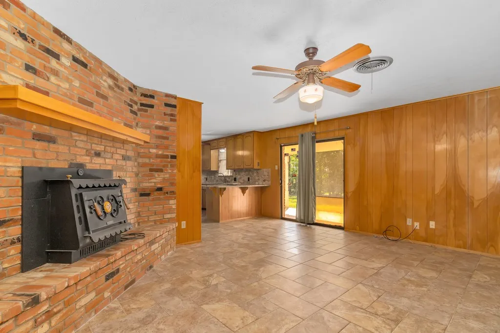 Single Family Residence For Sale in Tarrant County , 401 S Beverly Street, Crowley, Texas 76036, 3 Bedroom, 2 Bathroom, 2 Garage spaces, 1,941 Sqft, built in 1964, mls#21340130, Real Estate Agent in Crowley, Homes For Sale in Tarrant county, Homes For Sale in Crowley, Realtor in Crowley Texas, Real Estate Brokerage Independent Realty Texas, Luminita Cordes Realtor