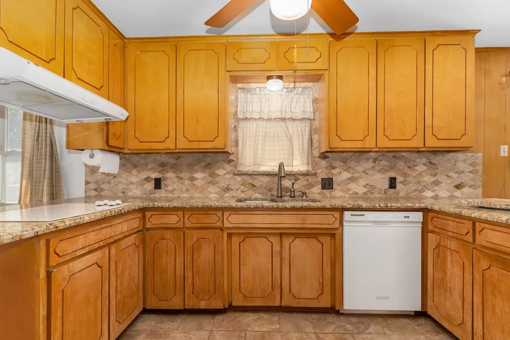Single Family Residence For Sale in Tarrant County , 401 S Beverly Street, Crowley, Texas 76036, 3 Bedroom, 2 Bathroom, 2 Garage spaces, 1,941 Sqft, built in 1964, mls#21340130, Real Estate Agent in Crowley, Homes For Sale in Tarrant county, Homes For Sale in Crowley, Realtor in Crowley Texas, Real Estate Brokerage Independent Realty Texas, Luminita Cordes Realtor