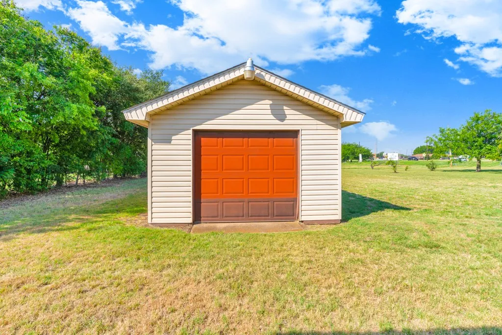 Single Family Residence For Sale in Tarrant County , 401 S Beverly Street, Crowley, Texas 76036, 3 Bedroom, 2 Bathroom, 2 Garage spaces, 1,941 Sqft, built in 1964, mls#21340130, Real Estate Agent in Crowley, Homes For Sale in Tarrant county, Homes For Sale in Crowley, Realtor in Crowley Texas, Real Estate Brokerage Independent Realty Texas, Luminita Cordes Realtor