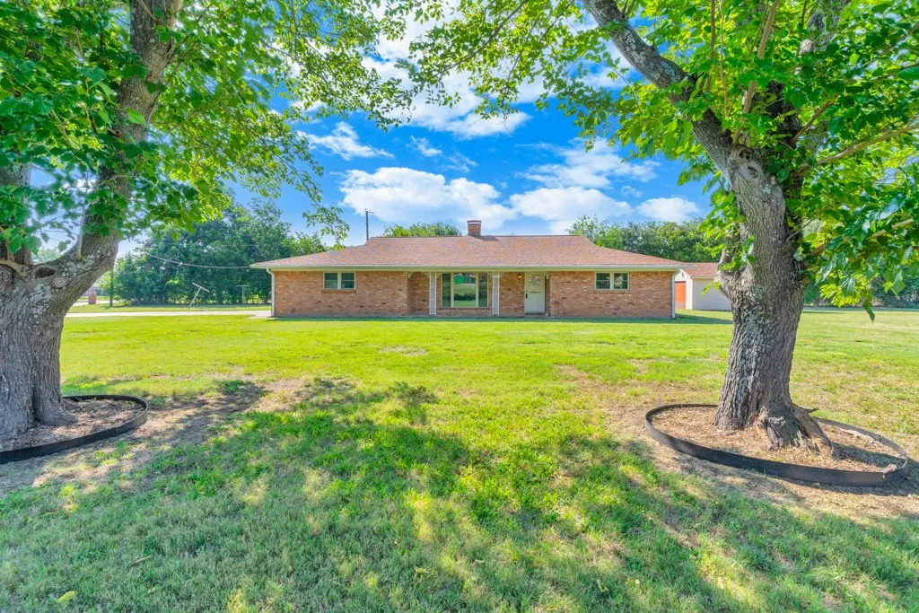 Single Family Residence For Sale in Tarrant County , 401 S Beverly Street, Crowley, Texas 76036, 3 Bedroom, 2 Bathroom, 2 Garage spaces, 1,941 Sqft, built in 1964, mls#21340130, Real Estate Agent in Crowley, Homes For Sale in Tarrant county, Homes For Sale in Crowley, Realtor in Crowley Texas, Real Estate Brokerage Independent Realty Texas, Luminita Cordes Realtor