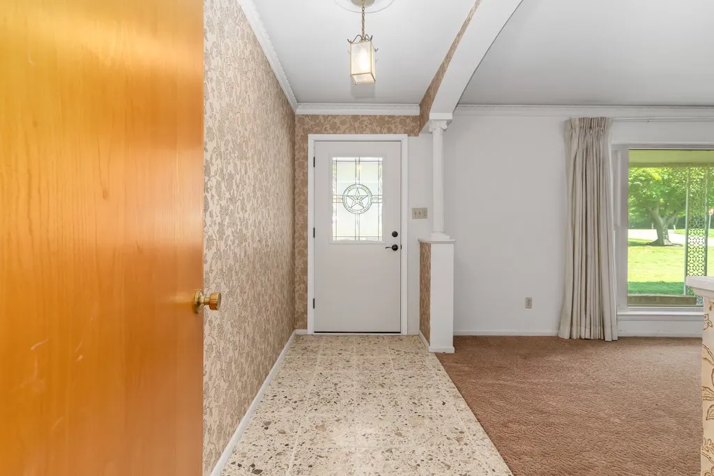 Single Family Residence For Sale in Tarrant County , 401 S Beverly Street, Crowley, Texas 76036, 3 Bedroom, 2 Bathroom, 2 Garage spaces, 1,941 Sqft, built in 1964, mls#21340130, Real Estate Agent in Crowley, Homes For Sale in Tarrant county, Homes For Sale in Crowley, Realtor in Crowley Texas, Real Estate Brokerage Independent Realty Texas, Luminita Cordes Realtor