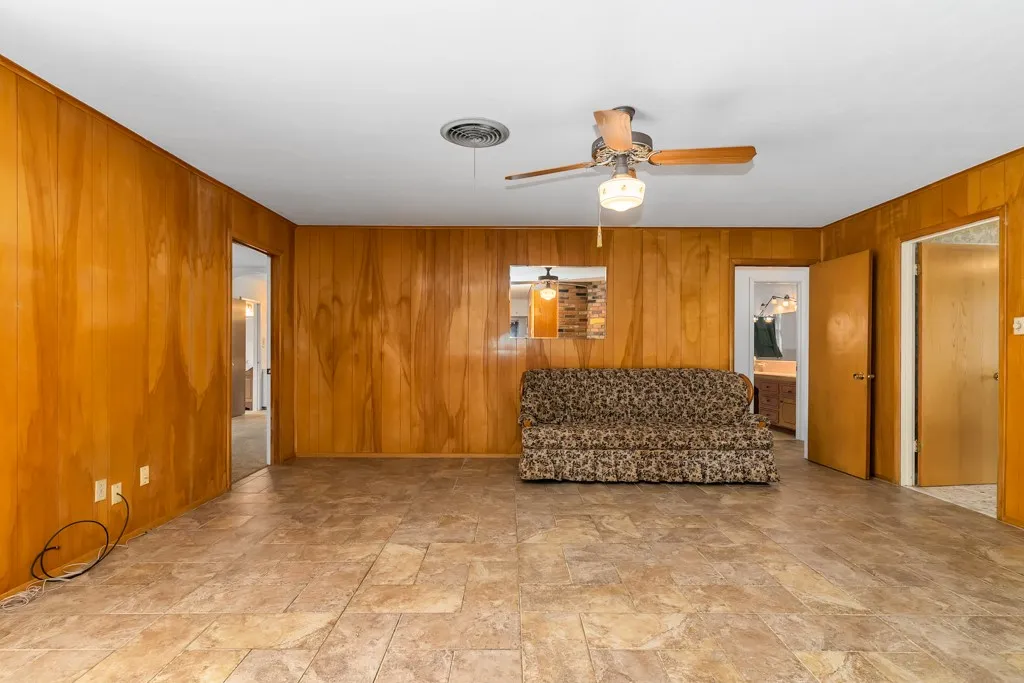 Single Family Residence For Sale in Tarrant County , 401 S Beverly Street, Crowley, Texas 76036, 3 Bedroom, 2 Bathroom, 2 Garage spaces, 1,941 Sqft, built in 1964, mls#21340130, Real Estate Agent in Crowley, Homes For Sale in Tarrant county, Homes For Sale in Crowley, Realtor in Crowley Texas, Real Estate Brokerage Independent Realty Texas, Luminita Cordes Realtor