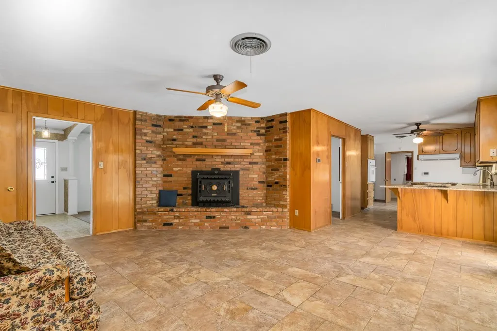 Single Family Residence For Sale in Tarrant County , 401 S Beverly Street, Crowley, Texas 76036, 3 Bedroom, 2 Bathroom, 2 Garage spaces, 1,941 Sqft, built in 1964, mls#21340130, Real Estate Agent in Crowley, Homes For Sale in Tarrant county, Homes For Sale in Crowley, Realtor in Crowley Texas, Real Estate Brokerage Independent Realty Texas, Luminita Cordes Realtor