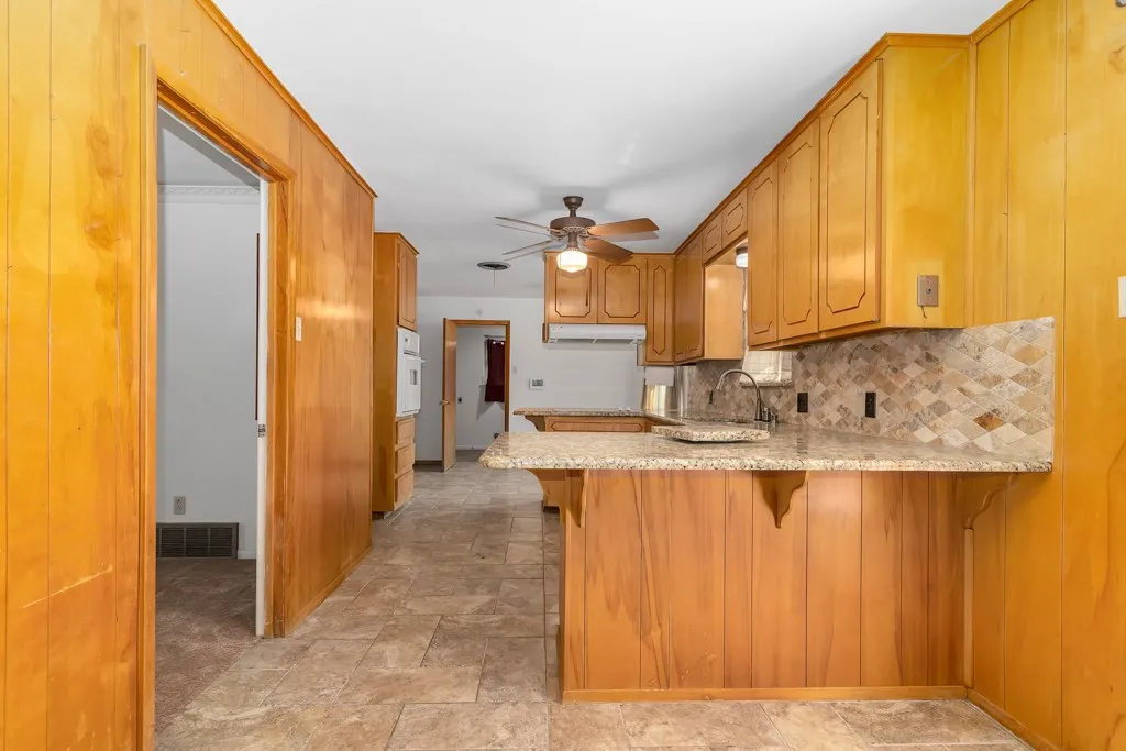 Single Family Residence For Sale in Tarrant County , 401 S Beverly Street, Crowley, Texas 76036, 3 Bedroom, 2 Bathroom, 2 Garage spaces, 1,941 Sqft, built in 1964, mls#21340130, Real Estate Agent in Crowley, Homes For Sale in Tarrant county, Homes For Sale in Crowley, Realtor in Crowley Texas, Real Estate Brokerage Independent Realty Texas, Luminita Cordes Realtor