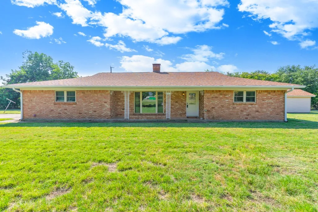Single Family Residence For Sale in Tarrant County , 401 S Beverly Street, Crowley, Texas 76036, 3 Bedroom, 2 Bathroom, 2 Garage spaces, 1,941 Sqft, built in 1964, mls#21340130, Real Estate Agent in Crowley, Homes For Sale in Tarrant county, Homes For Sale in Crowley, Realtor in Crowley Texas, Real Estate Brokerage Independent Realty Texas, Luminita Cordes Realtor