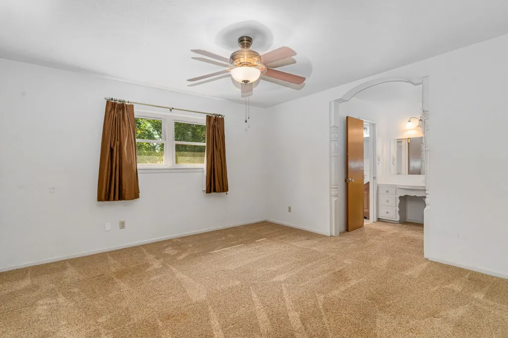 Single Family Residence For Sale in Tarrant County , 401 S Beverly Street, Crowley, Texas 76036, 3 Bedroom, 2 Bathroom, 2 Garage spaces, 1,941 Sqft, built in 1964, mls#21340130, Real Estate Agent in Crowley, Homes For Sale in Tarrant county, Homes For Sale in Crowley, Realtor in Crowley Texas, Real Estate Brokerage Independent Realty Texas, Luminita Cordes Realtor