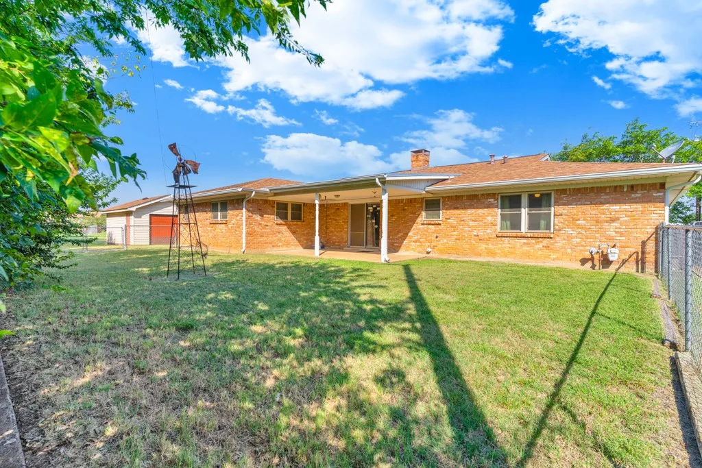 Single Family Residence For Sale in Tarrant County , 401 S Beverly Street, Crowley, Texas 76036, 3 Bedroom, 2 Bathroom, 2 Garage spaces, 1,941 Sqft, built in 1964, mls#21340130, Real Estate Agent in Crowley, Homes For Sale in Tarrant county, Homes For Sale in Crowley, Realtor in Crowley Texas, Real Estate Brokerage Independent Realty Texas, Luminita Cordes Realtor