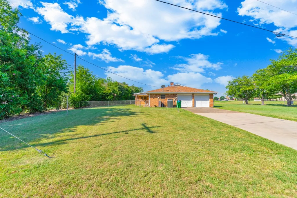 Single Family Residence For Sale in Tarrant County , 401 S Beverly Street, Crowley, Texas 76036, 3 Bedroom, 2 Bathroom, 2 Garage spaces, 1,941 Sqft, built in 1964, mls#21340130, Real Estate Agent in Crowley, Homes For Sale in Tarrant county, Homes For Sale in Crowley, Realtor in Crowley Texas, Real Estate Brokerage Independent Realty Texas, Luminita Cordes Realtor