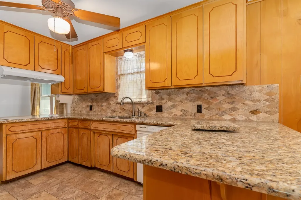 Single Family Residence For Sale in Tarrant County , 401 S Beverly Street, Crowley, Texas 76036, 3 Bedroom, 2 Bathroom, 2 Garage spaces, 1,941 Sqft, built in 1964, mls#21340130, Real Estate Agent in Crowley, Homes For Sale in Tarrant county, Homes For Sale in Crowley, Realtor in Crowley Texas, Real Estate Brokerage Independent Realty Texas, Luminita Cordes Realtor
