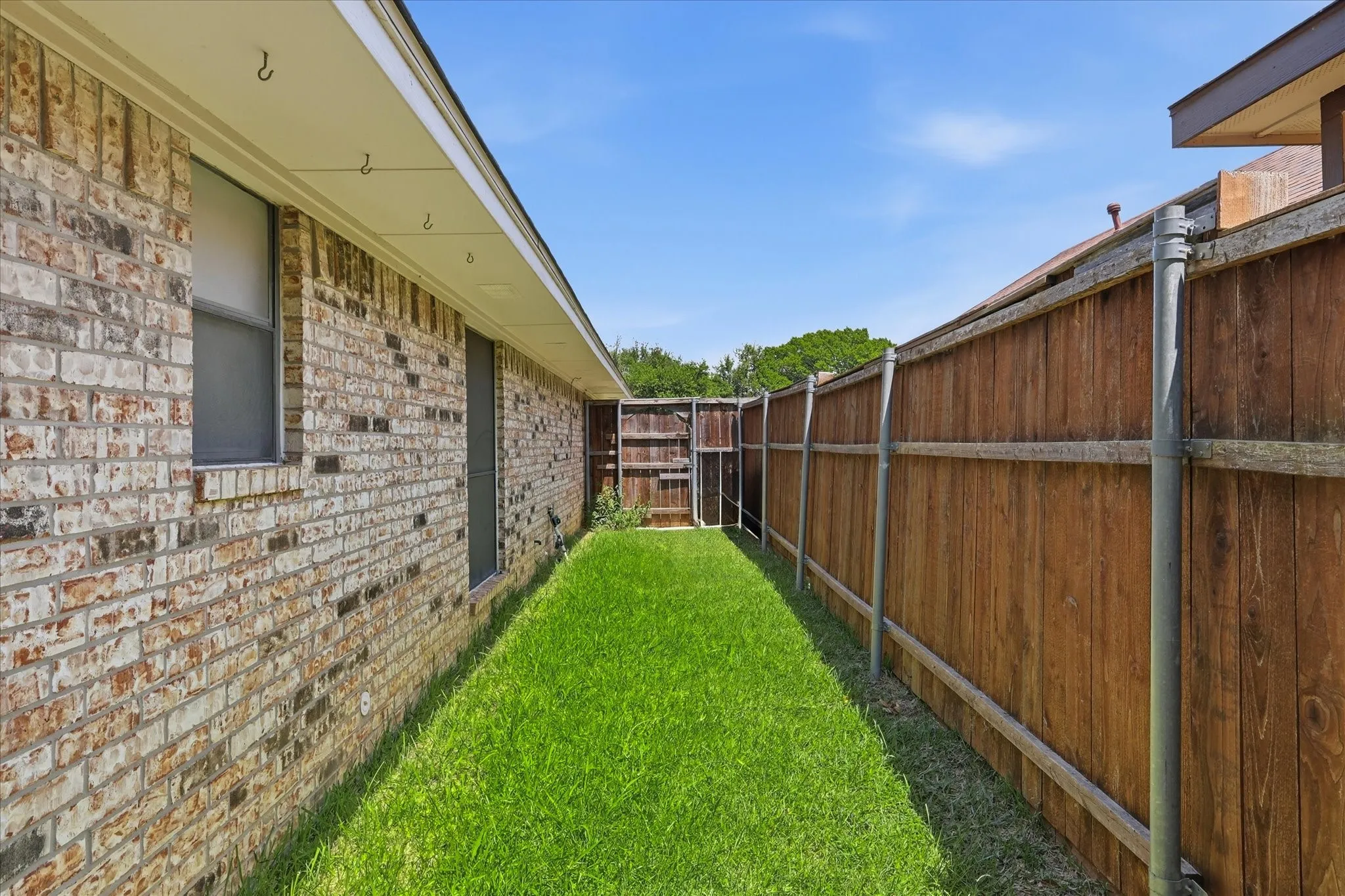Single Family Residence For Sale in Denton County , 3213 Brooke Street, Denton, Texas 76207, 3 Bedroom, 2 Bathroom, 2 Garage spaces, 1,495 Sqft, built in 1985, mls#21340158, Real Estate Agent in Denton, Homes For Sale in Denton county, Homes For Sale in Denton, Realtor in Denton Texas, Real Estate Brokerage Independent Realty Texas, Luminita Cordes Realtor