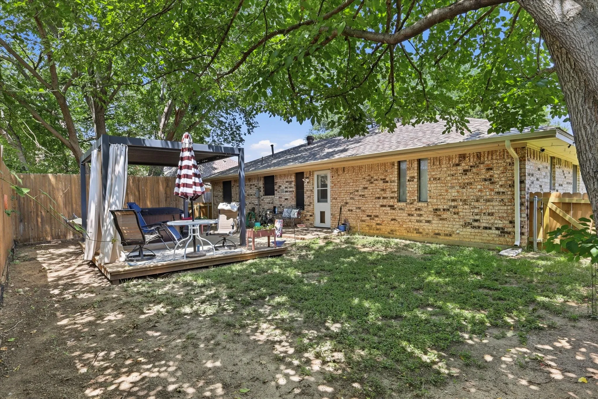 Single Family Residence For Sale in Denton County , 3213 Brooke Street, Denton, Texas 76207, 3 Bedroom, 2 Bathroom, 2 Garage spaces, 1,495 Sqft, built in 1985, mls#21340158, Real Estate Agent in Denton, Homes For Sale in Denton county, Homes For Sale in Denton, Realtor in Denton Texas, Real Estate Brokerage Independent Realty Texas, Luminita Cordes Realtor
