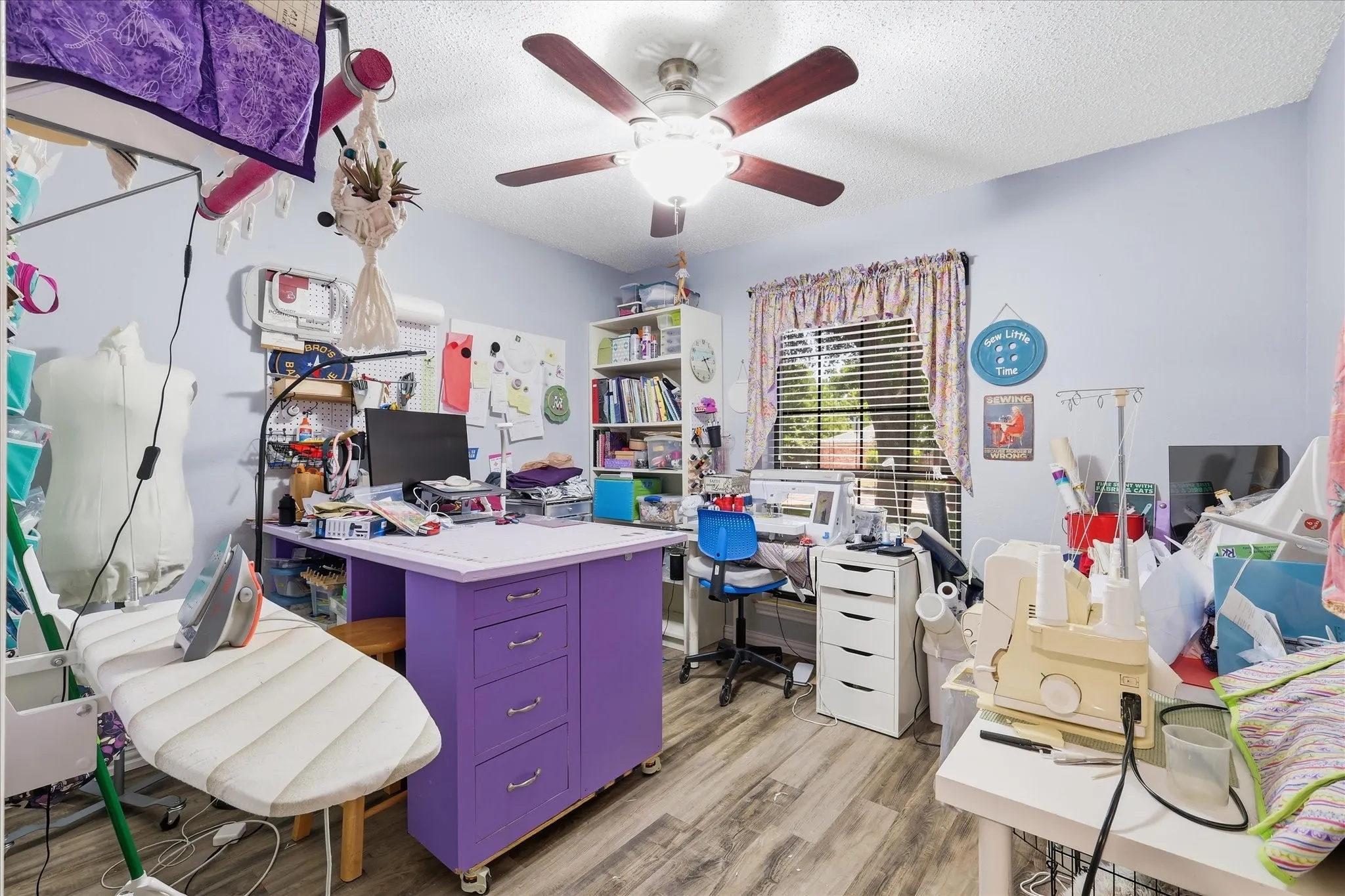 Secondarybedroom being used as sewing room.