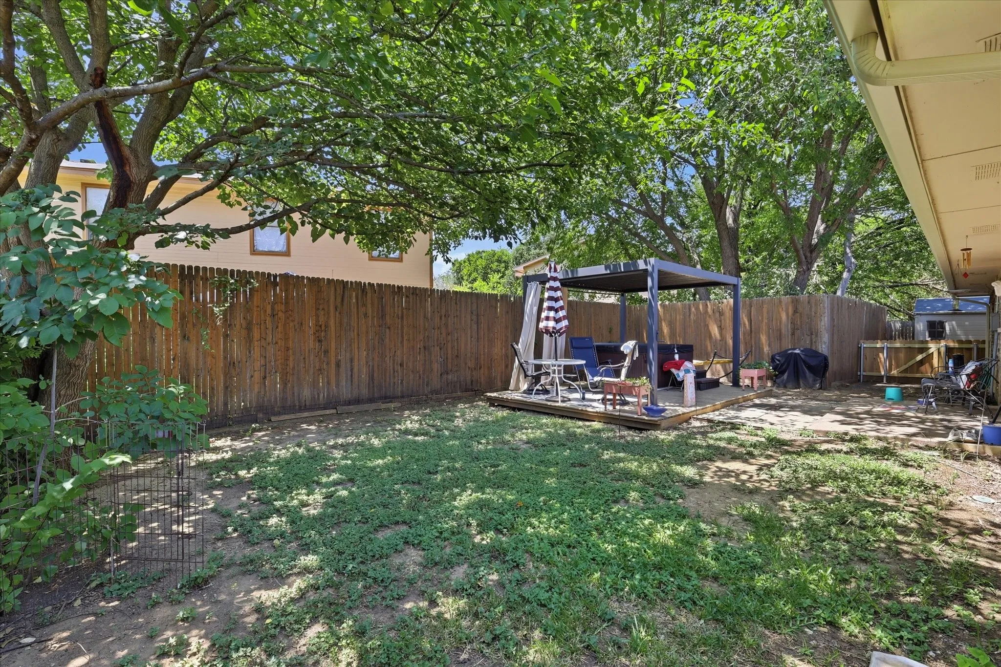 Single Family Residence For Sale in Denton County , 3213 Brooke Street, Denton, Texas 76207, 3 Bedroom, 2 Bathroom, 2 Garage spaces, 1,495 Sqft, built in 1985, mls#21340158, Real Estate Agent in Denton, Homes For Sale in Denton county, Homes For Sale in Denton, Realtor in Denton Texas, Real Estate Brokerage Independent Realty Texas, Luminita Cordes Realtor