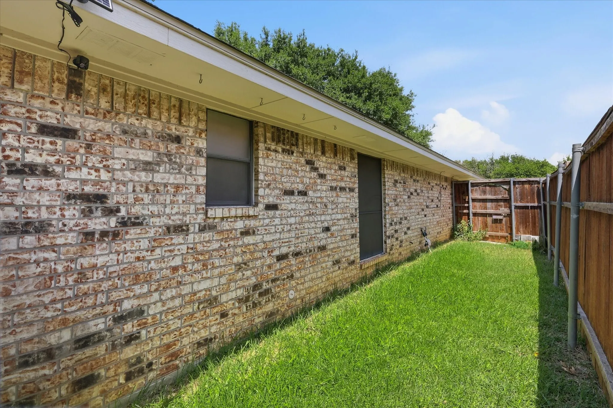Single Family Residence For Sale in Denton County , 3213 Brooke Street, Denton, Texas 76207, 3 Bedroom, 2 Bathroom, 2 Garage spaces, 1,495 Sqft, built in 1985, mls#21340158, Real Estate Agent in Denton, Homes For Sale in Denton county, Homes For Sale in Denton, Realtor in Denton Texas, Real Estate Brokerage Independent Realty Texas, Luminita Cordes Realtor