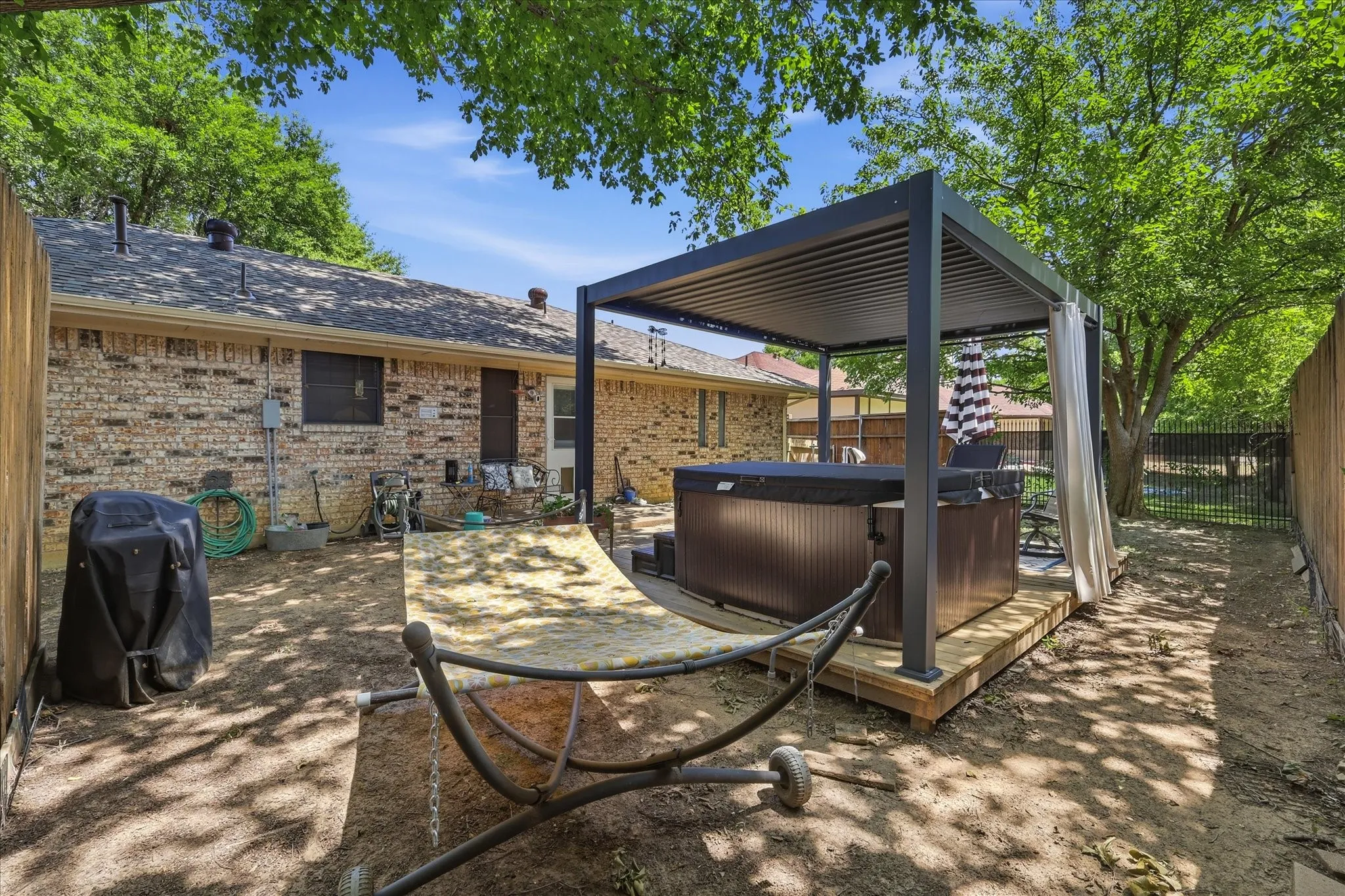 Single Family Residence For Sale in Denton County , 3213 Brooke Street, Denton, Texas 76207, 3 Bedroom, 2 Bathroom, 2 Garage spaces, 1,495 Sqft, built in 1985, mls#21340158, Real Estate Agent in Denton, Homes For Sale in Denton county, Homes For Sale in Denton, Realtor in Denton Texas, Real Estate Brokerage Independent Realty Texas, Luminita Cordes Realtor