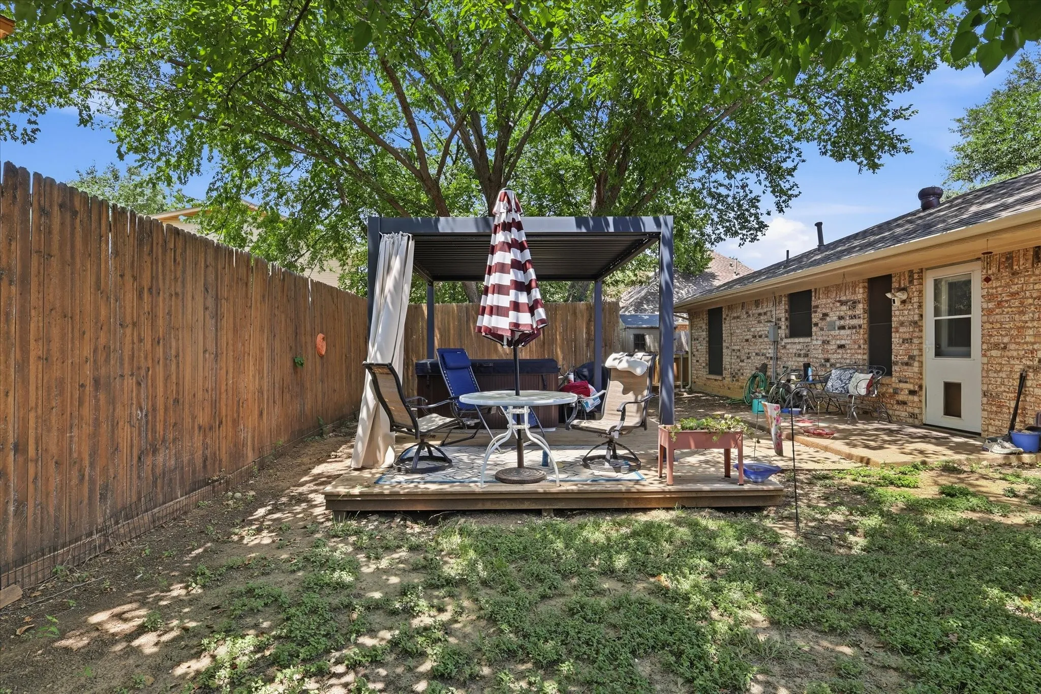 Single Family Residence For Sale in Denton County , 3213 Brooke Street, Denton, Texas 76207, 3 Bedroom, 2 Bathroom, 2 Garage spaces, 1,495 Sqft, built in 1985, mls#21340158, Real Estate Agent in Denton, Homes For Sale in Denton county, Homes For Sale in Denton, Realtor in Denton Texas, Real Estate Brokerage Independent Realty Texas, Luminita Cordes Realtor