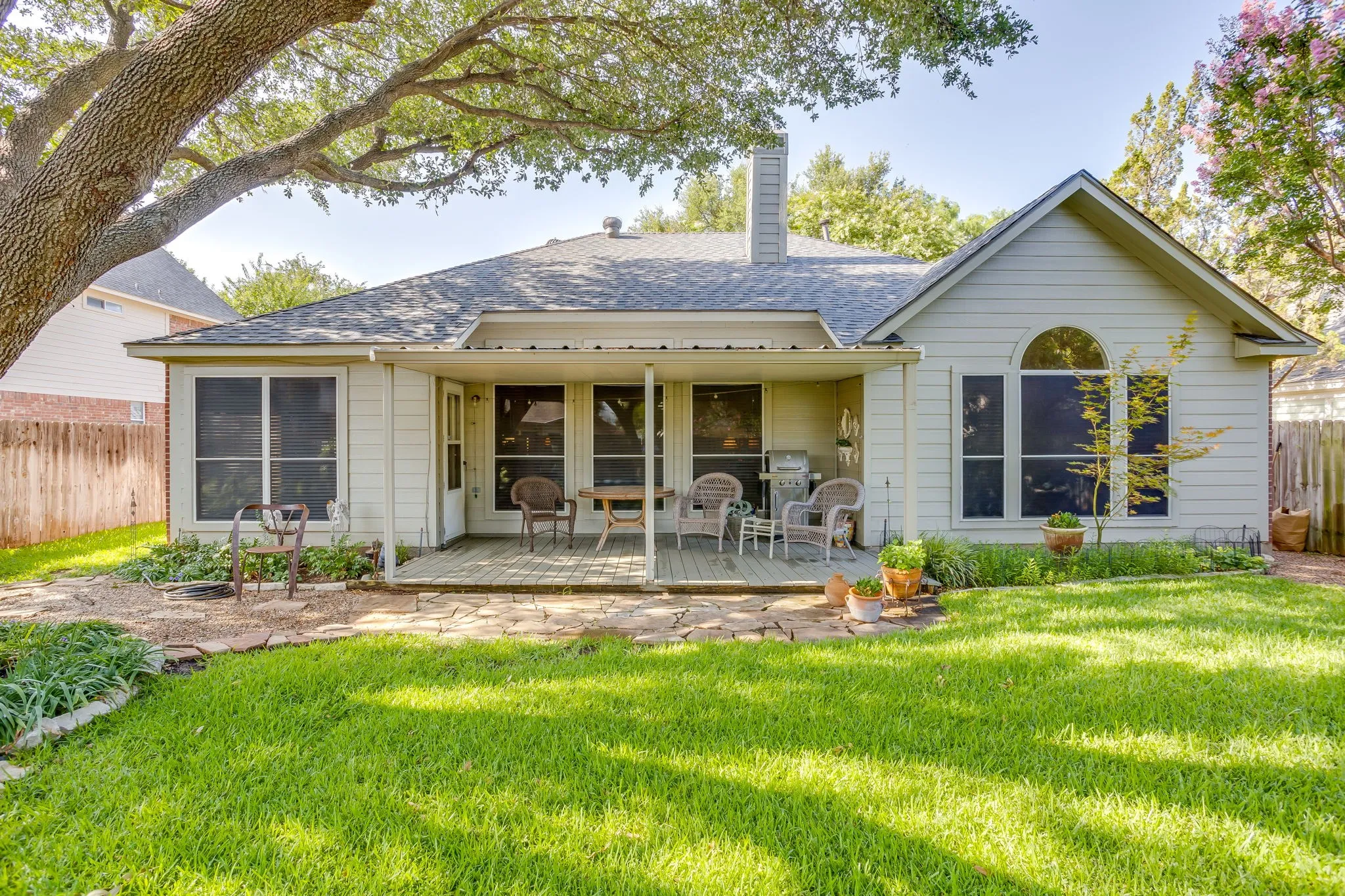 Single Family Residence For Sale in Tarrant County , 6904 Spring Valley Way, Fort Worth, Texas 76132, 3 Bedroom, 2 Bathroom, 2 Garage spaces, 1,787 Sqft, built in 1998, mls#21339358, Real Estate Agent in Fort Worth, Homes For Sale in Tarrant county, Homes For Sale in Fort Worth, Realtor in Fort Worth Texas, Real Estate Brokerage Independent Realty Texas, Luminita Cordes Realtor