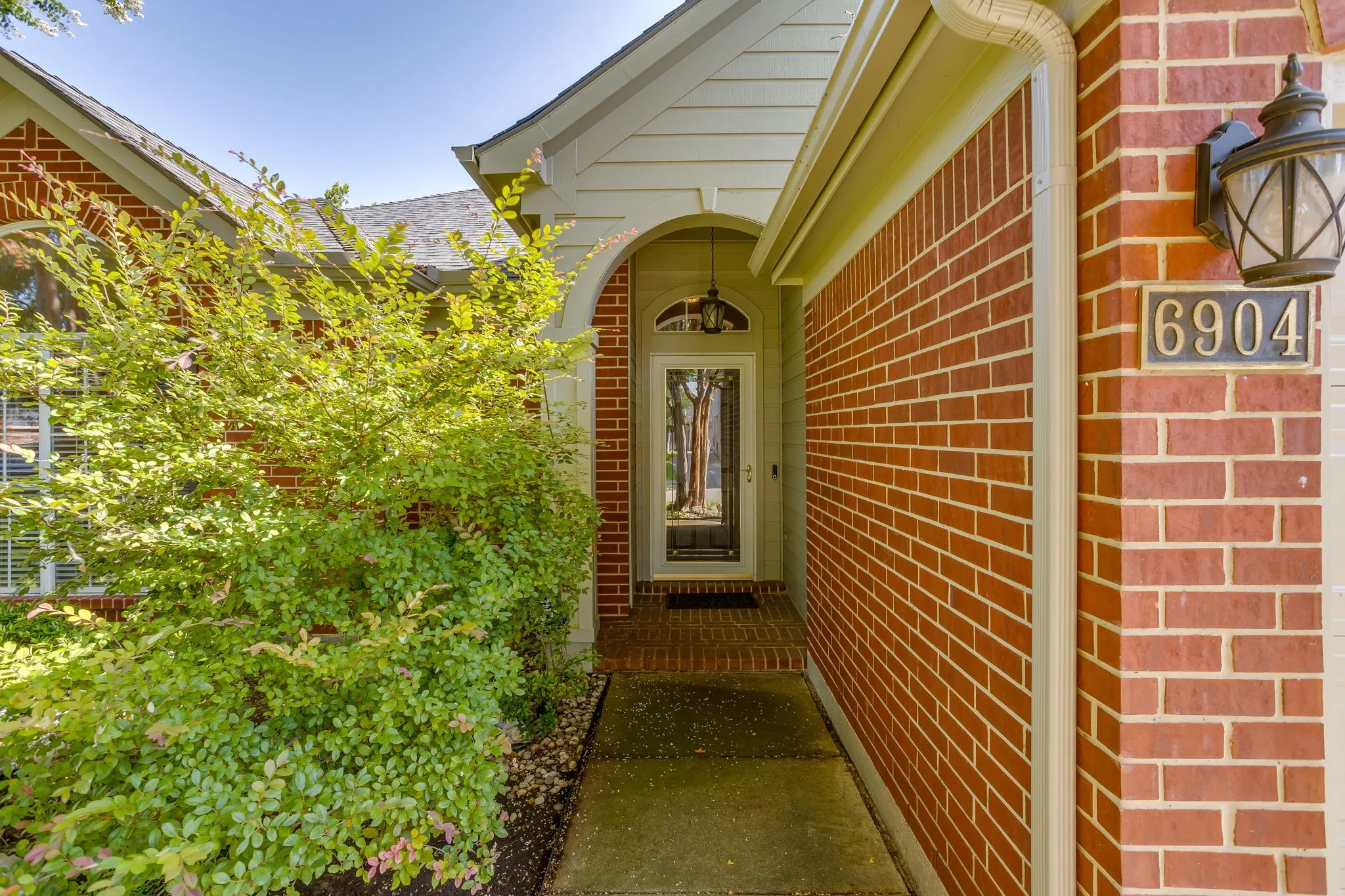 Single Family Residence For Sale in Tarrant County , 6904 Spring Valley Way, Fort Worth, Texas 76132, 3 Bedroom, 2 Bathroom, 2 Garage spaces, 1,787 Sqft, built in 1998, mls#21339358, Real Estate Agent in Fort Worth, Homes For Sale in Tarrant county, Homes For Sale in Fort Worth, Realtor in Fort Worth Texas, Real Estate Brokerage Independent Realty Texas, Luminita Cordes Realtor