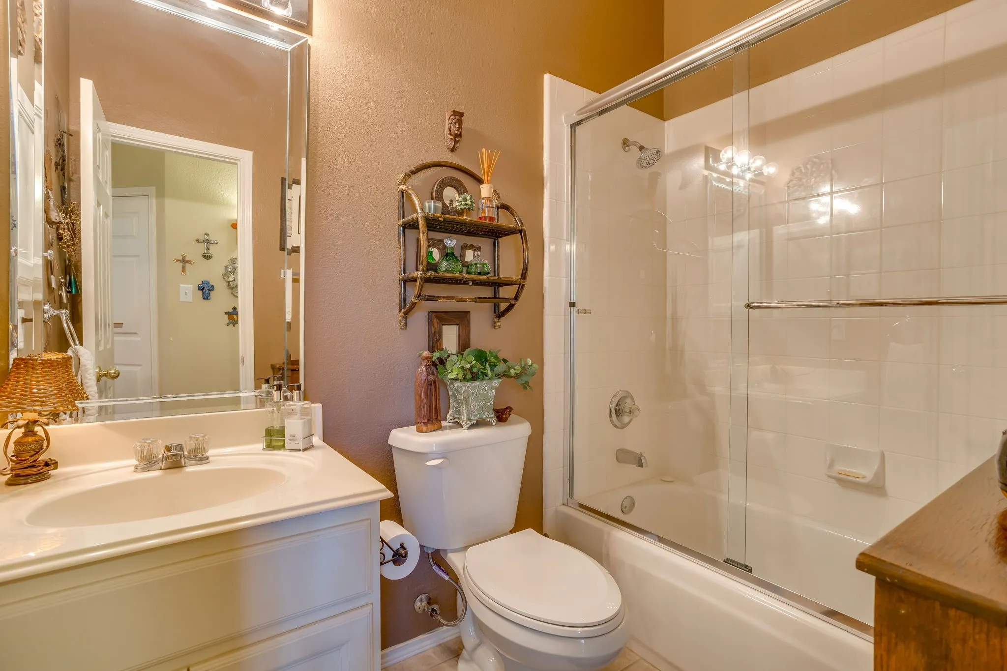 Single Family Residence For Sale in Tarrant County , 6904 Spring Valley Way, Fort Worth, Texas 76132, 3 Bedroom, 2 Bathroom, 2 Garage spaces, 1,787 Sqft, built in 1998, mls#21339358, Real Estate Agent in Fort Worth, Homes For Sale in Tarrant county, Homes For Sale in Fort Worth, Realtor in Fort Worth Texas, Real Estate Brokerage Independent Realty Texas, Luminita Cordes Realtor