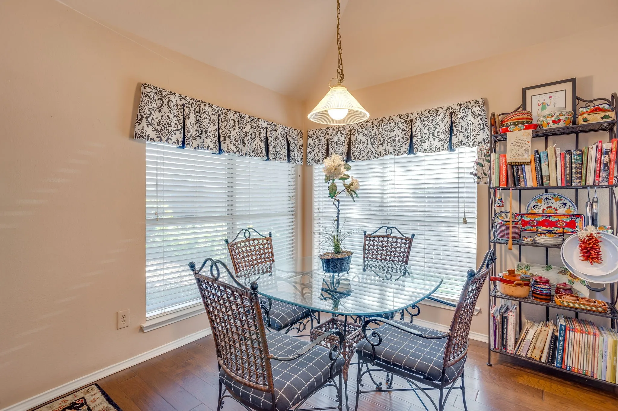 Single Family Residence For Sale in Tarrant County , 6904 Spring Valley Way, Fort Worth, Texas 76132, 3 Bedroom, 2 Bathroom, 2 Garage spaces, 1,787 Sqft, built in 1998, mls#21339358, Real Estate Agent in Fort Worth, Homes For Sale in Tarrant county, Homes For Sale in Fort Worth, Realtor in Fort Worth Texas, Real Estate Brokerage Independent Realty Texas, Luminita Cordes Realtor