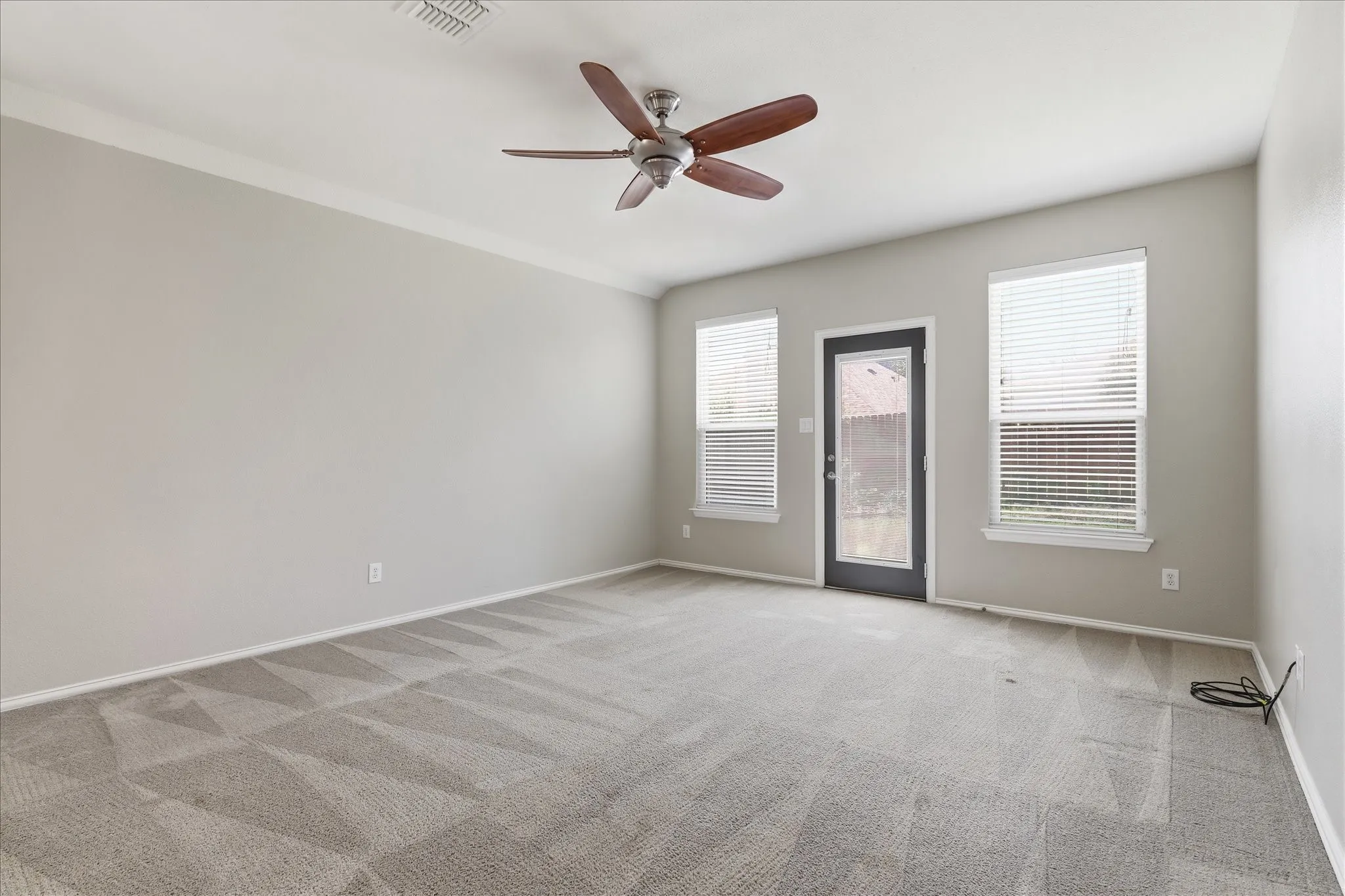 Single Family Residence For Sale in Denton County , 498 Grayson Lane, Lake Dallas, Texas 75065, 3 Bedroom, 2 Bathroom, 2 Garage spaces, 2,176 Sqft, built in 2007, mls#21339301, Real Estate Agent in Lake Dallas, Homes For Sale in Denton county, Homes For Sale in Lake Dallas, Realtor in Lake Dallas Texas, Real Estate Brokerage Independent Realty Texas, Luminita Cordes Realtor