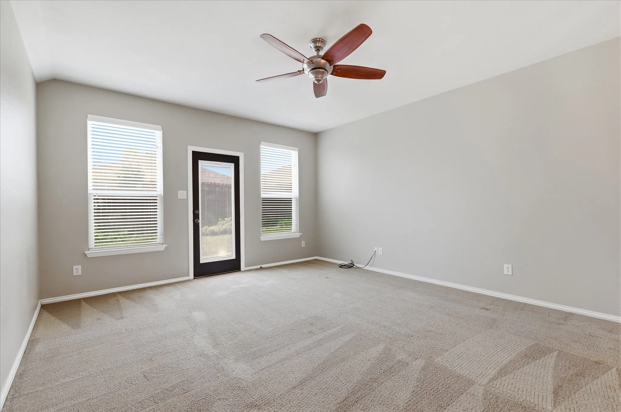 Single Family Residence For Sale in Denton County , 498 Grayson Lane, Lake Dallas, Texas 75065, 3 Bedroom, 2 Bathroom, 2 Garage spaces, 2,176 Sqft, built in 2007, mls#21339301, Real Estate Agent in Lake Dallas, Homes For Sale in Denton county, Homes For Sale in Lake Dallas, Realtor in Lake Dallas Texas, Real Estate Brokerage Independent Realty Texas, Luminita Cordes Realtor