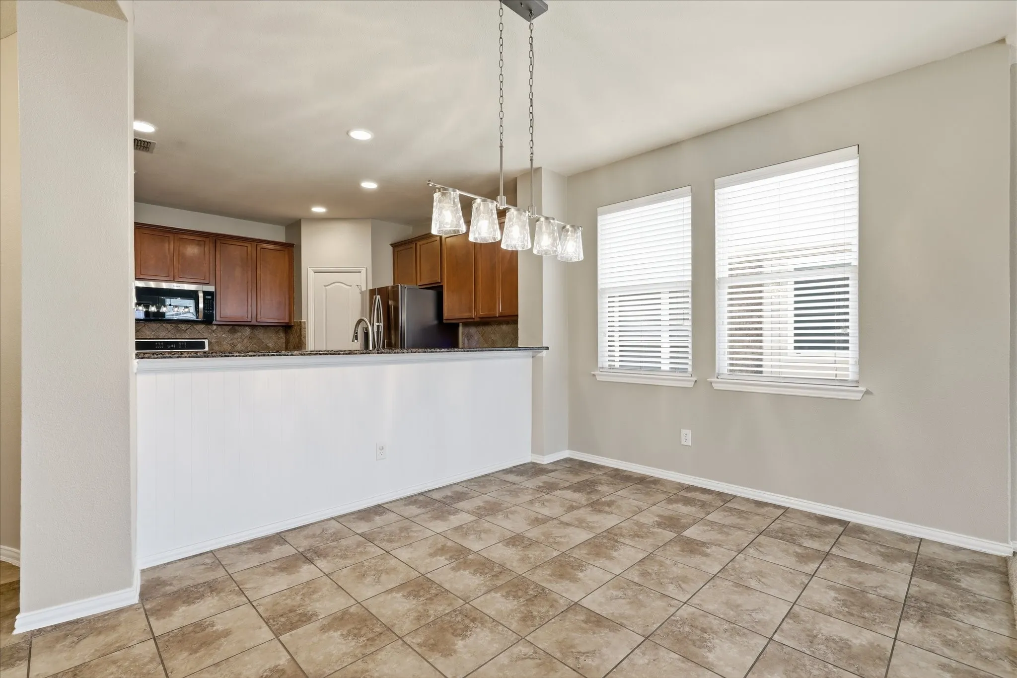Single Family Residence For Sale in Denton County , 498 Grayson Lane, Lake Dallas, Texas 75065, 3 Bedroom, 2 Bathroom, 2 Garage spaces, 2,176 Sqft, built in 2007, mls#21339301, Real Estate Agent in Lake Dallas, Homes For Sale in Denton county, Homes For Sale in Lake Dallas, Realtor in Lake Dallas Texas, Real Estate Brokerage Independent Realty Texas, Luminita Cordes Realtor